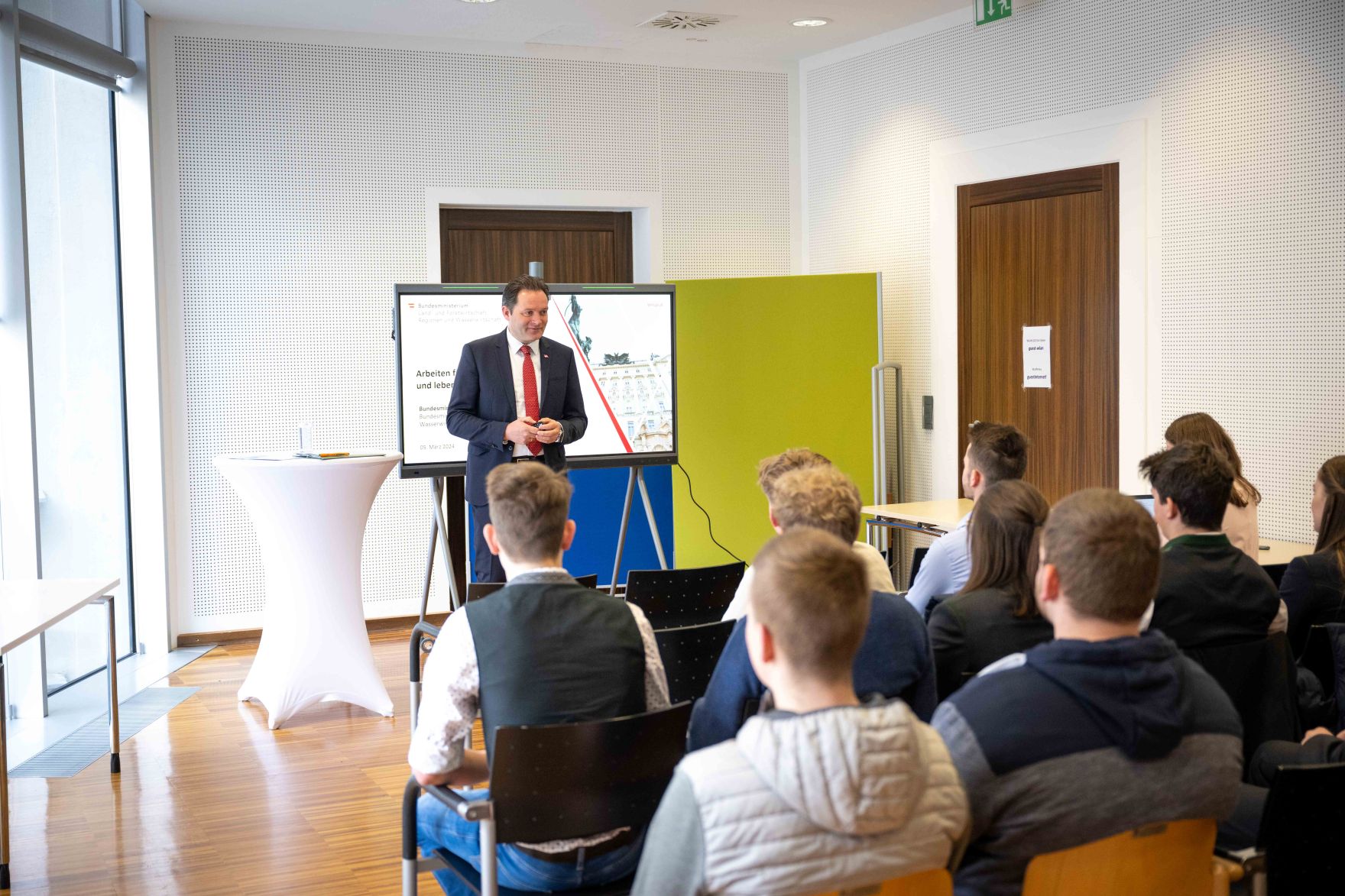 DSC_3791.jpg Zu einem Austausch mit dem Herrn Bundesminister Norbert Totschnig kamen Schülerinnen und Schüler sowie auch Lehrkräfte der HBLFA Raumberg-Gumpenstein nach Wien.