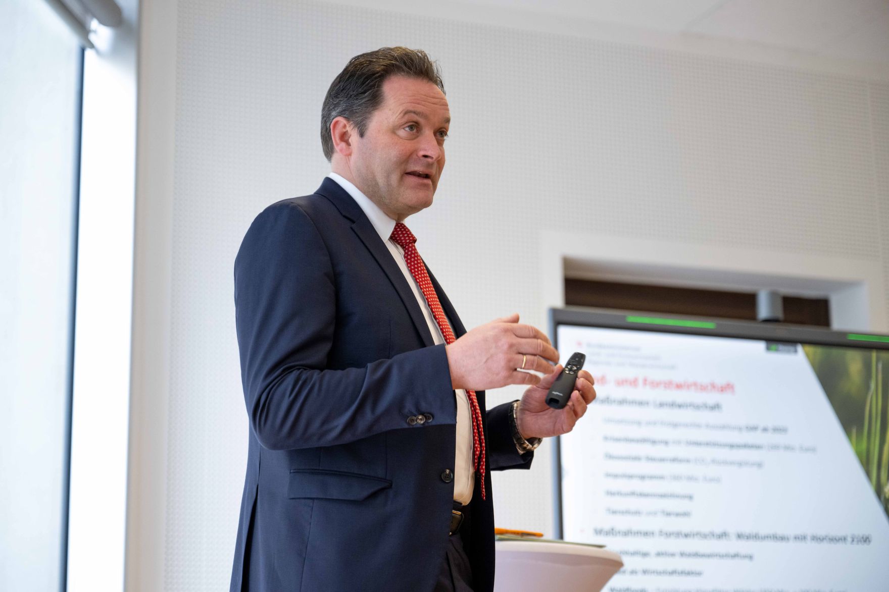 DSC_3808.jpg Zu einem Austausch mit dem Herrn Bundesminister Norbert Totschnig kamen Schülerinnen und Schüler sowie auch Lehrkräfte der HBLFA Raumberg-Gumpenstein nach Wien.
