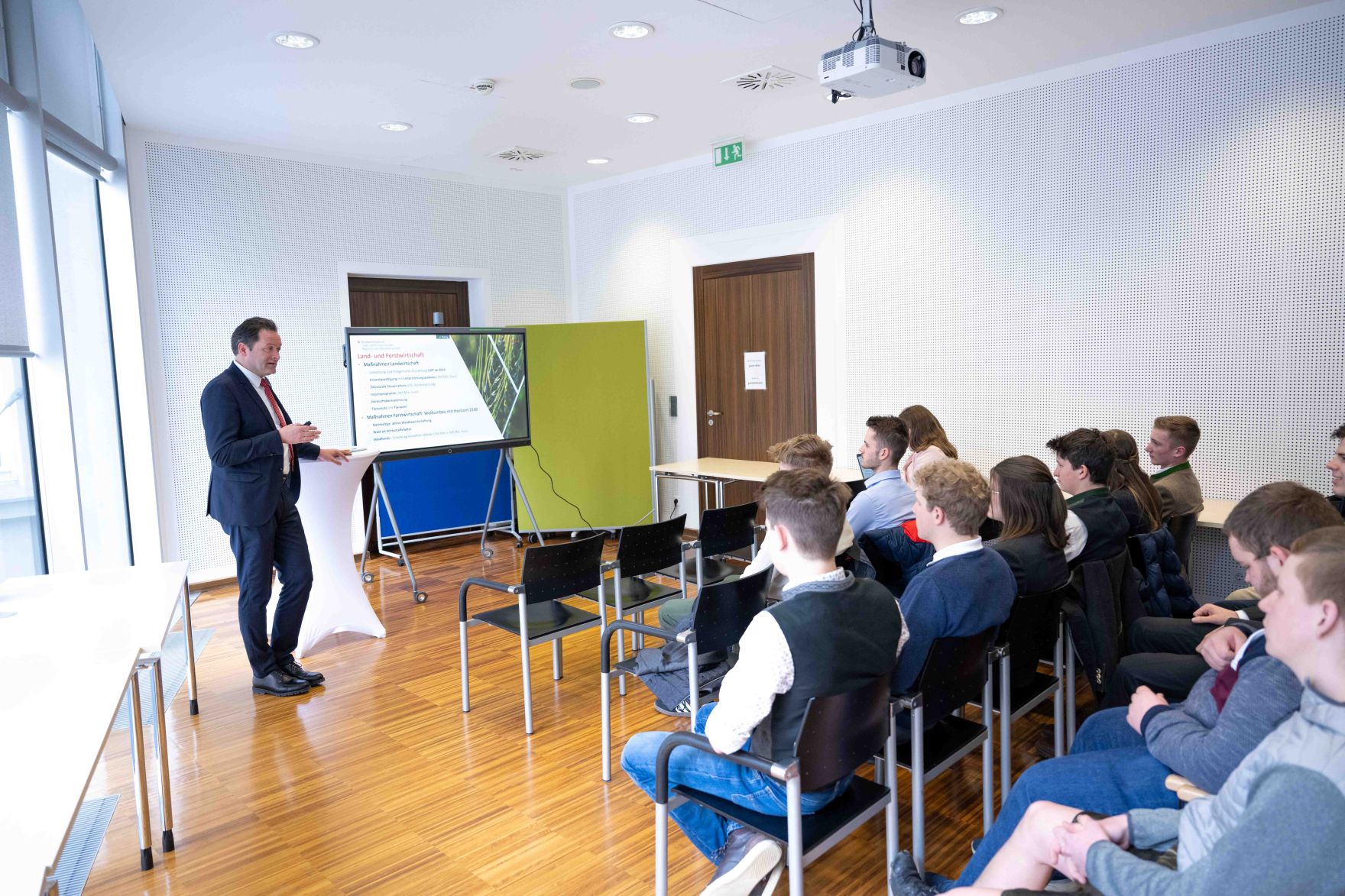 DSC_3843.jpg Zu einem Austausch mit dem Herrn Bundesminister Norbert Totschnig kamen Schülerinnen und Schüler sowie auch Lehrkräfte der HBLFA Raumberg-Gumpenstein nach Wien.