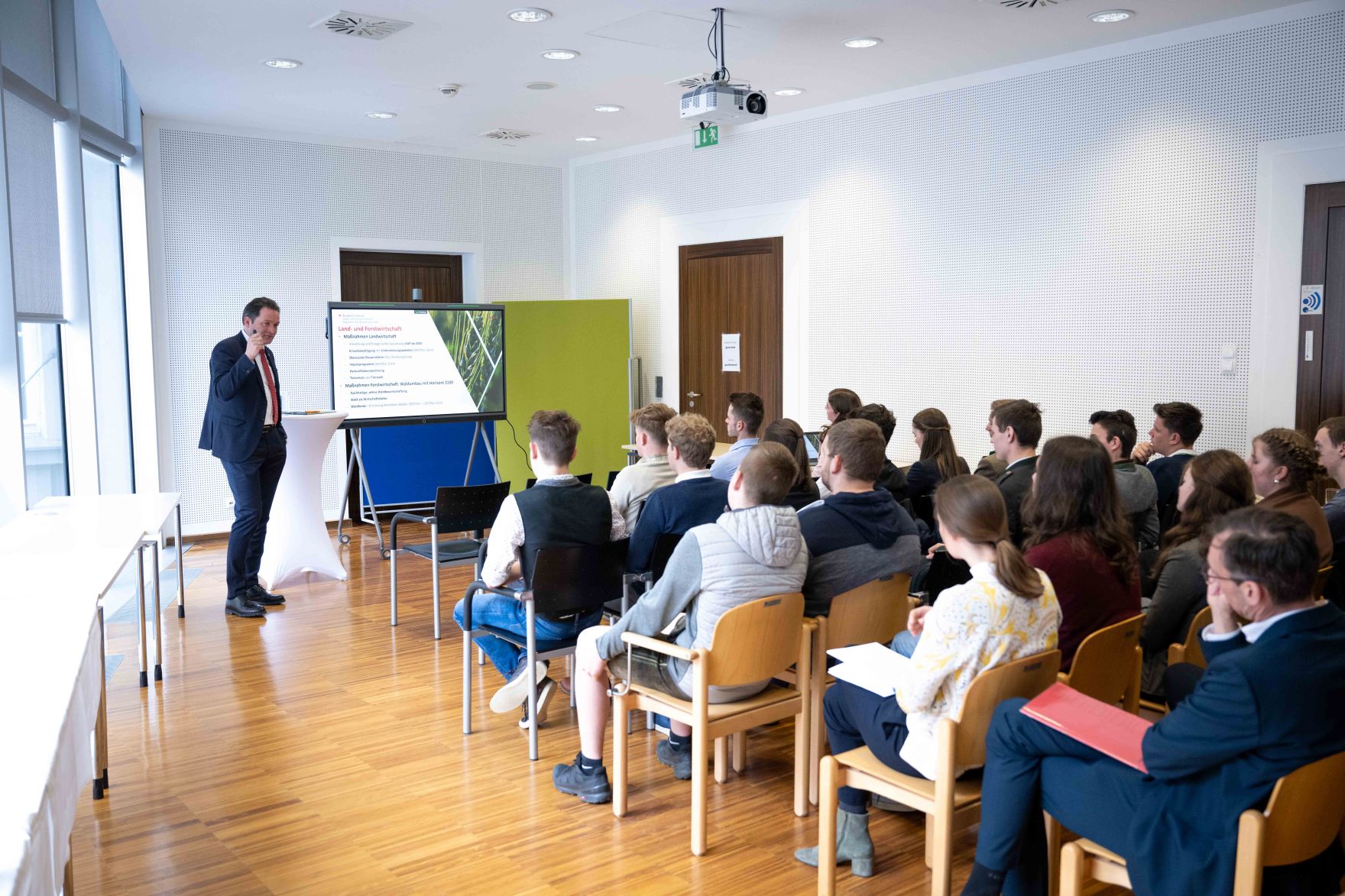 DSC_3905.jpg Zu einem Austausch mit dem Herrn Bundesminister Norbert Totschnig kamen Schülerinnen und Schüler sowie auch Lehrkräfte der HBLFA Raumberg-Gumpenstein nach Wien.