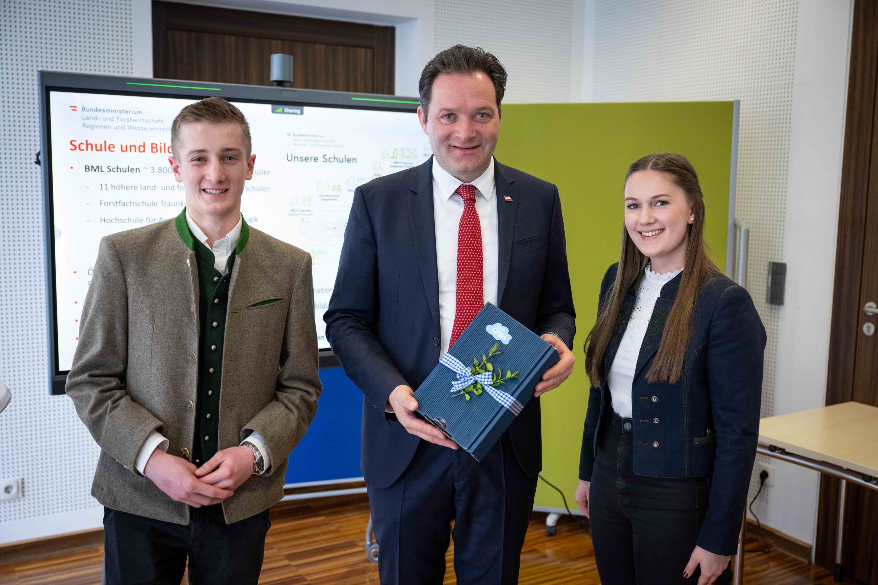 DSC_3910.jpg Zu einem Austausch mit dem Herrn Bundesminister Norbert Totschnig kamen Schülerinnen und Schüler sowie auch Lehrkräfte der HBLFA Raumberg-Gumpenstein nach Wien.
