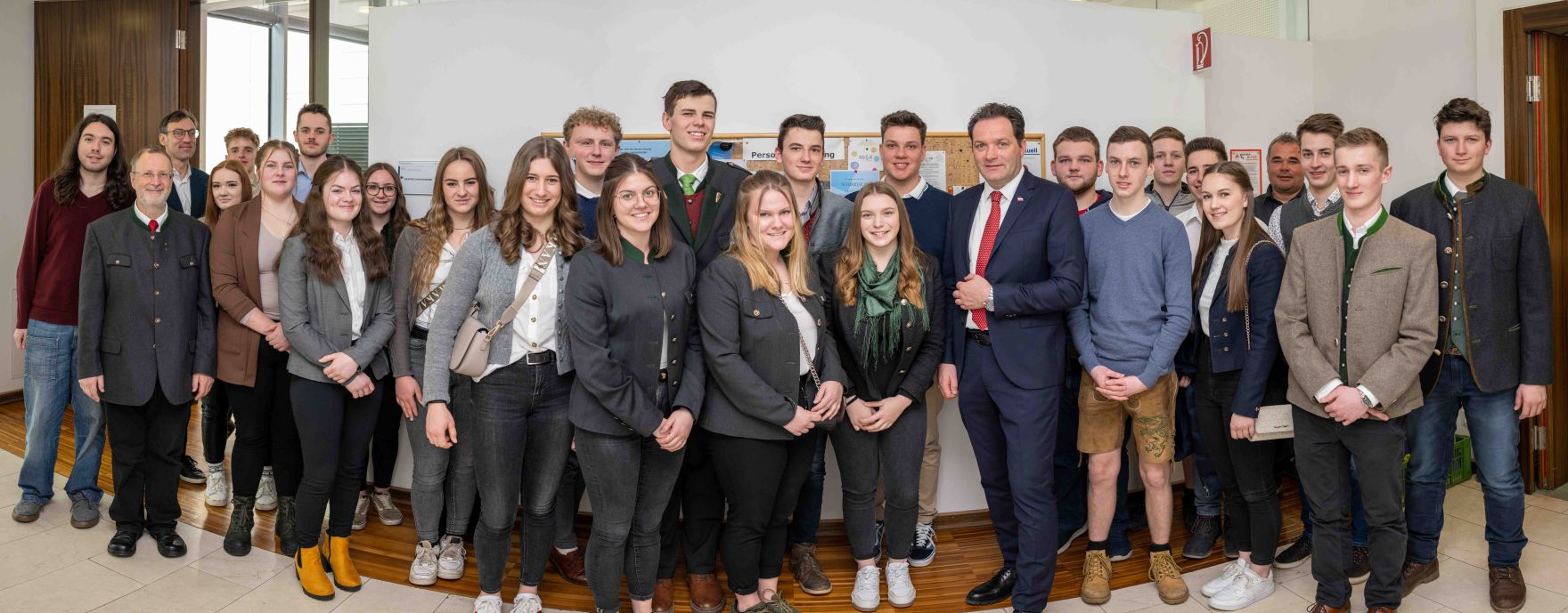 DSC_3920-Pano.jpg Zu einem Austausch mit dem Herrn Bundesminister Norbert Totschnig kamen Schülerinnen und Schüler sowie auch Lehrkräfte der HBLFA Raumberg-Gumpenstein nach Wien.