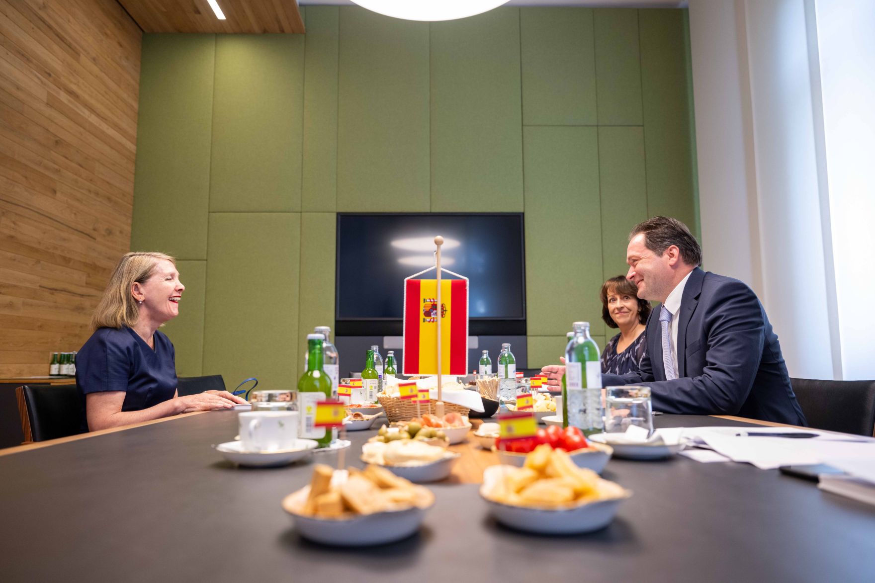 DSC_2319.jpg Die spanische Botschafterin Aurora Mejia besuchte Herrn Bundesminister Norbert Totschnig im Regierungsgebäude am Stubenring