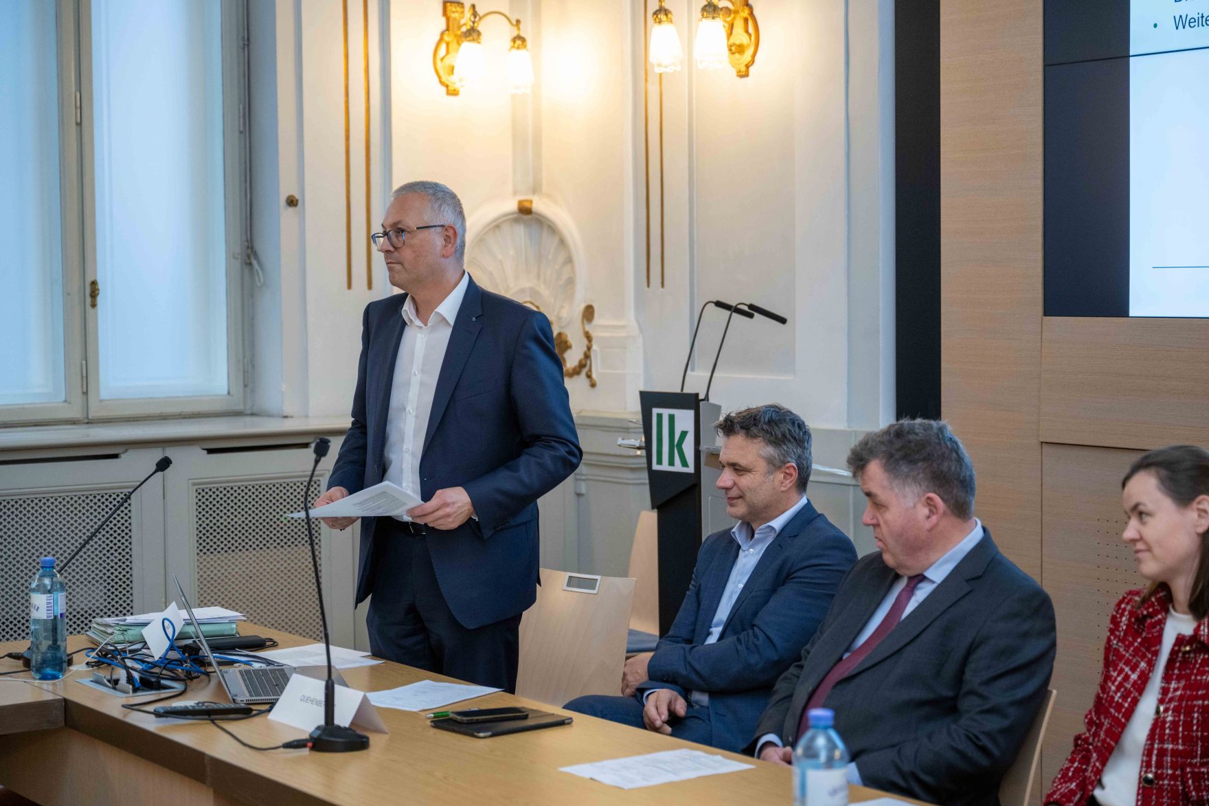DSC_3543.jpg In Vertretung des Herrn Bundesministers Norbert Totschnig übergab Herr Generalsekretär Mag. Dr. Johannes Abentung Dekrete an die Mitglieder des LFBAG Beirats.