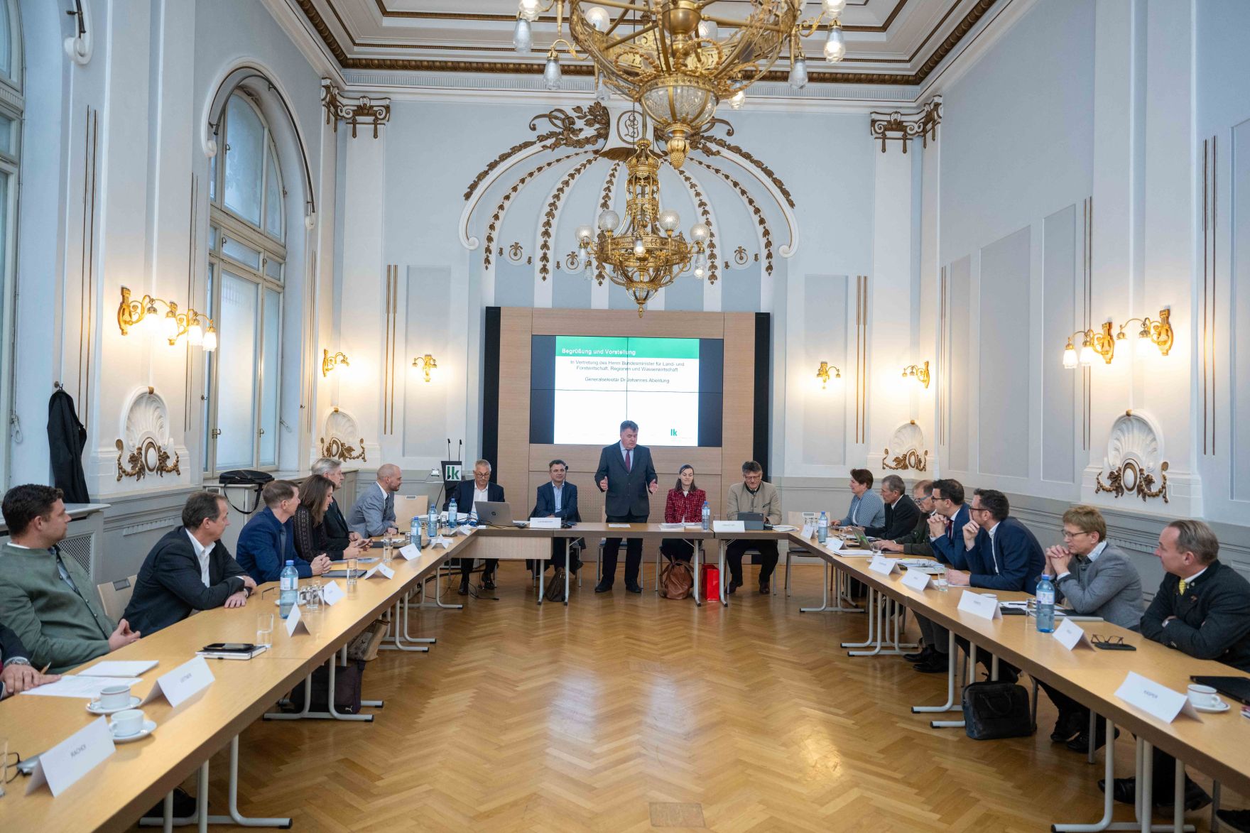 DSC_3548.jpg In Vertretung des Herrn Bundesministers Norbert Totschnig übergab Herr Generalsekretär Mag. Dr. Johannes Abentung Dekrete an die Mitglieder des LFBAG Beirats.