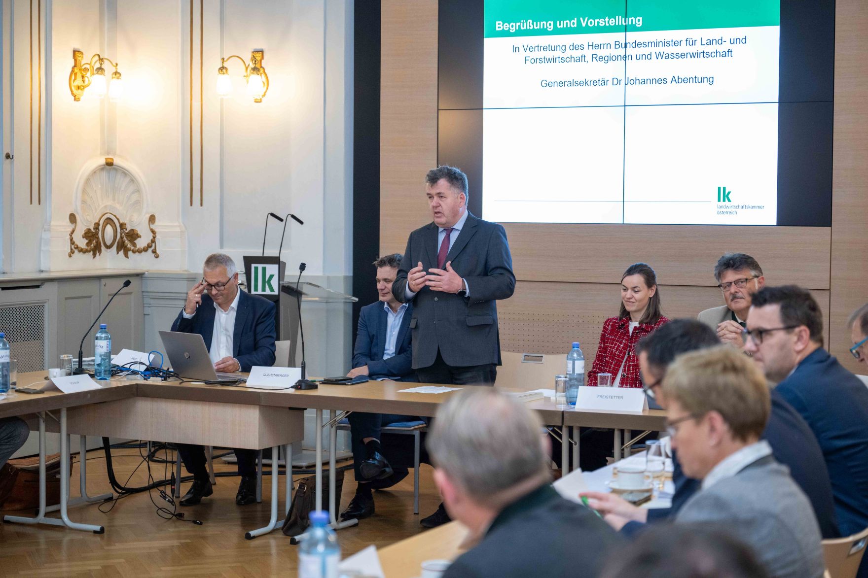 DSC_3560.jpg In Vertretung des Herrn Bundesministers Norbert Totschnig übergab Herr Generalsekretär Mag. Dr. Johannes Abentung Dekrete an die Mitglieder des LFBAG Beirats.