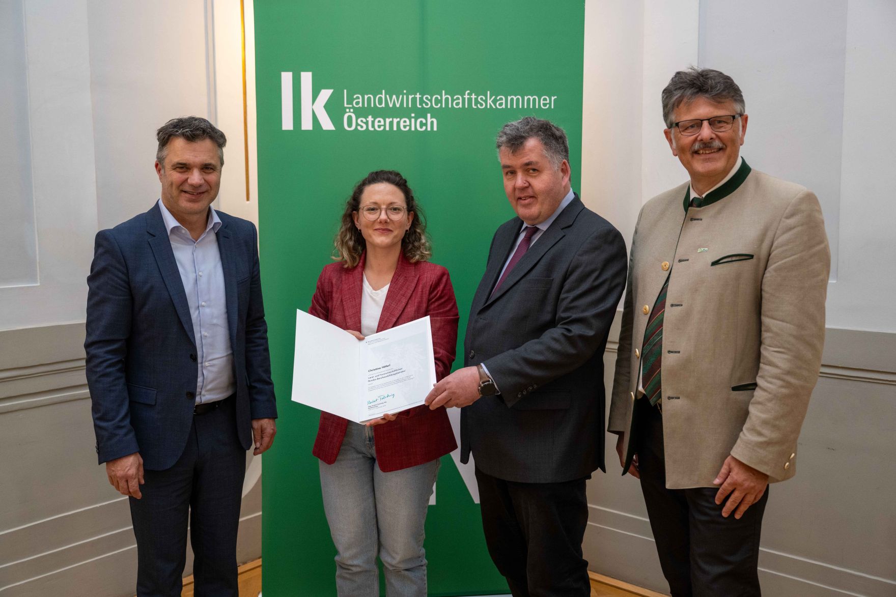 DSC_3597.jpg In Vertretung des Herrn Bundesministers Norbert Totschnig übergab Herr Generalsekretär Mag. Dr. Johannes Abentung Dekrete an die Mitglieder des LFBAG Beirats.