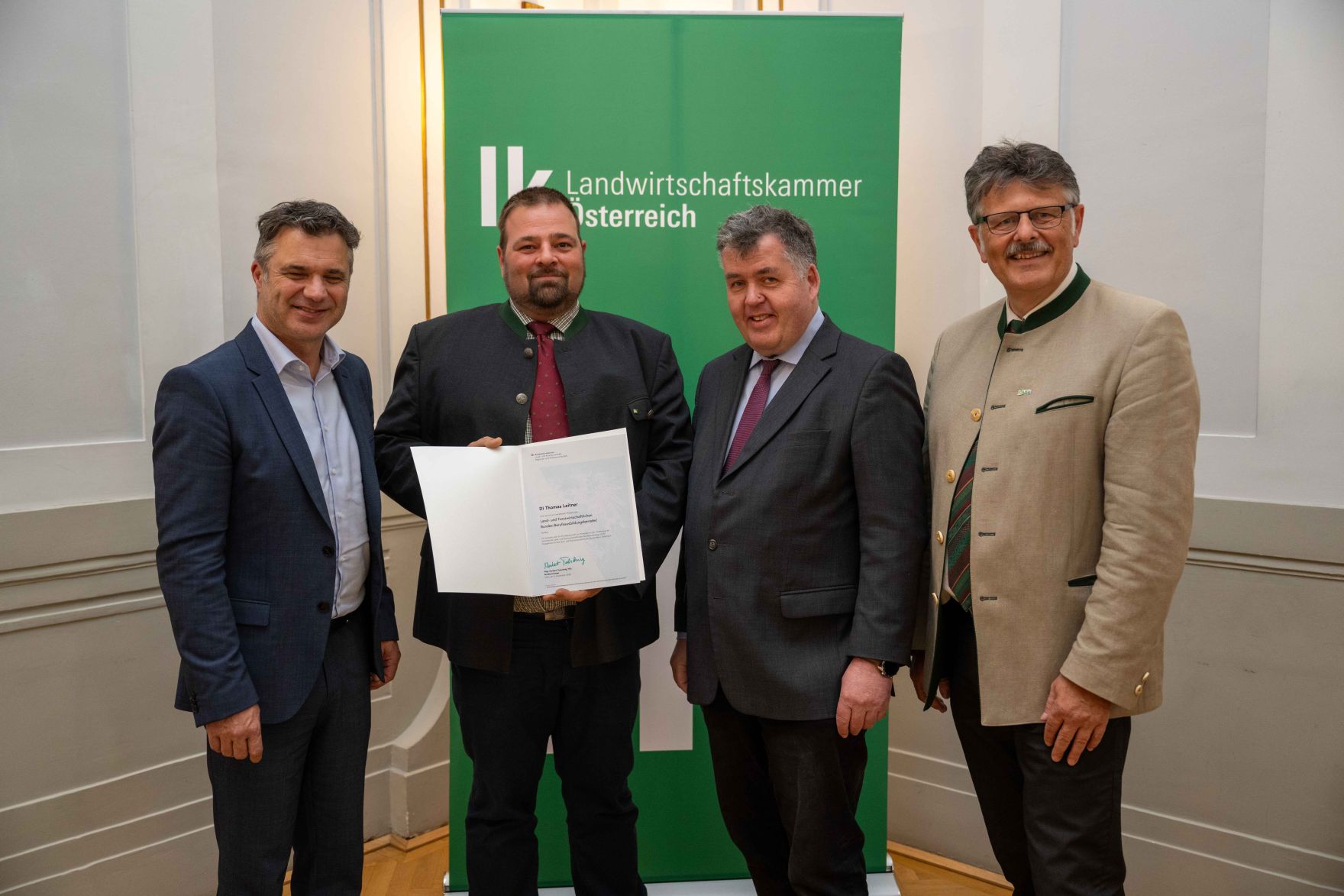 DSC_3614.jpg In Vertretung des Herrn Bundesministers Norbert Totschnig übergab Herr Generalsekretär Mag. Dr. Johannes Abentung Dekrete an die Mitglieder des LFBAG Beirats.