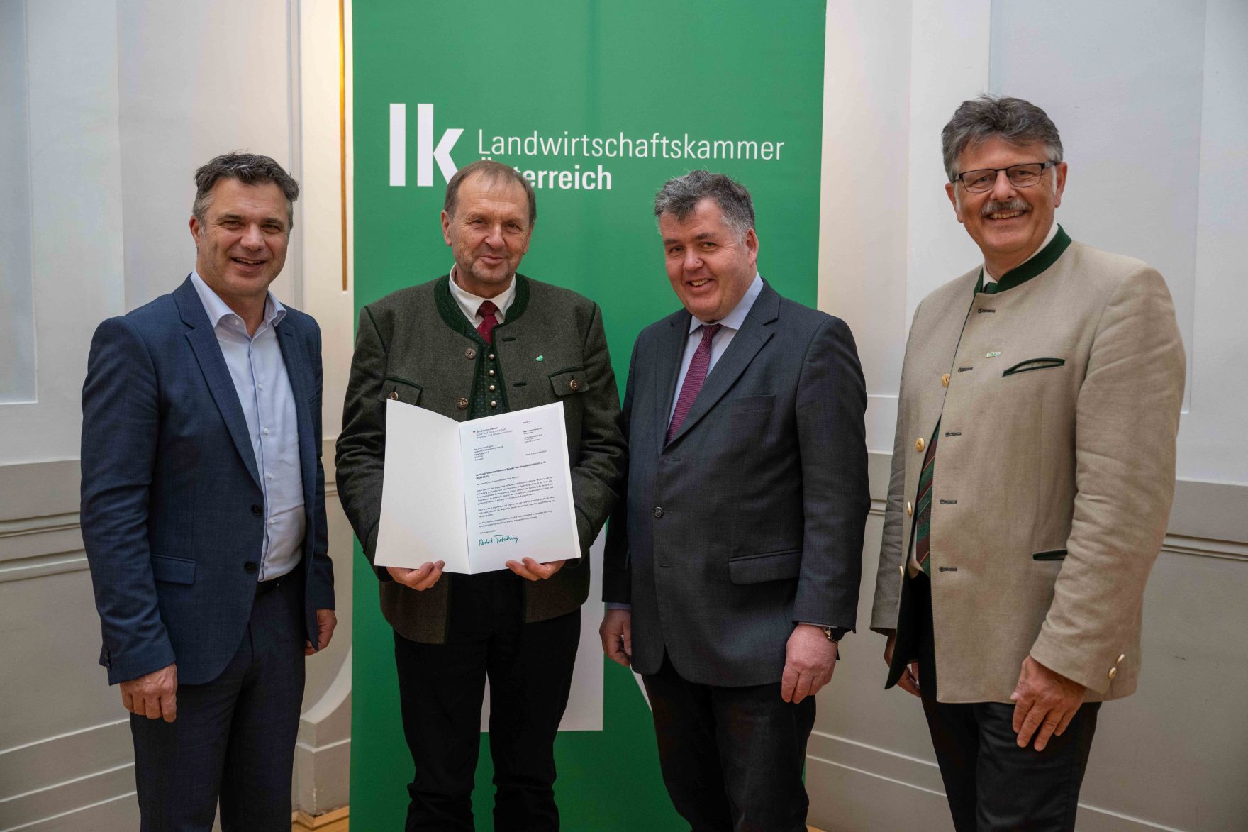 DSC_3634.jpg In Vertretung des Herrn Bundesministers Norbert Totschnig übergab Herr Generalsekretär Mag. Dr. Johannes Abentung Dekrete an die Mitglieder des LFBAG Beirats.