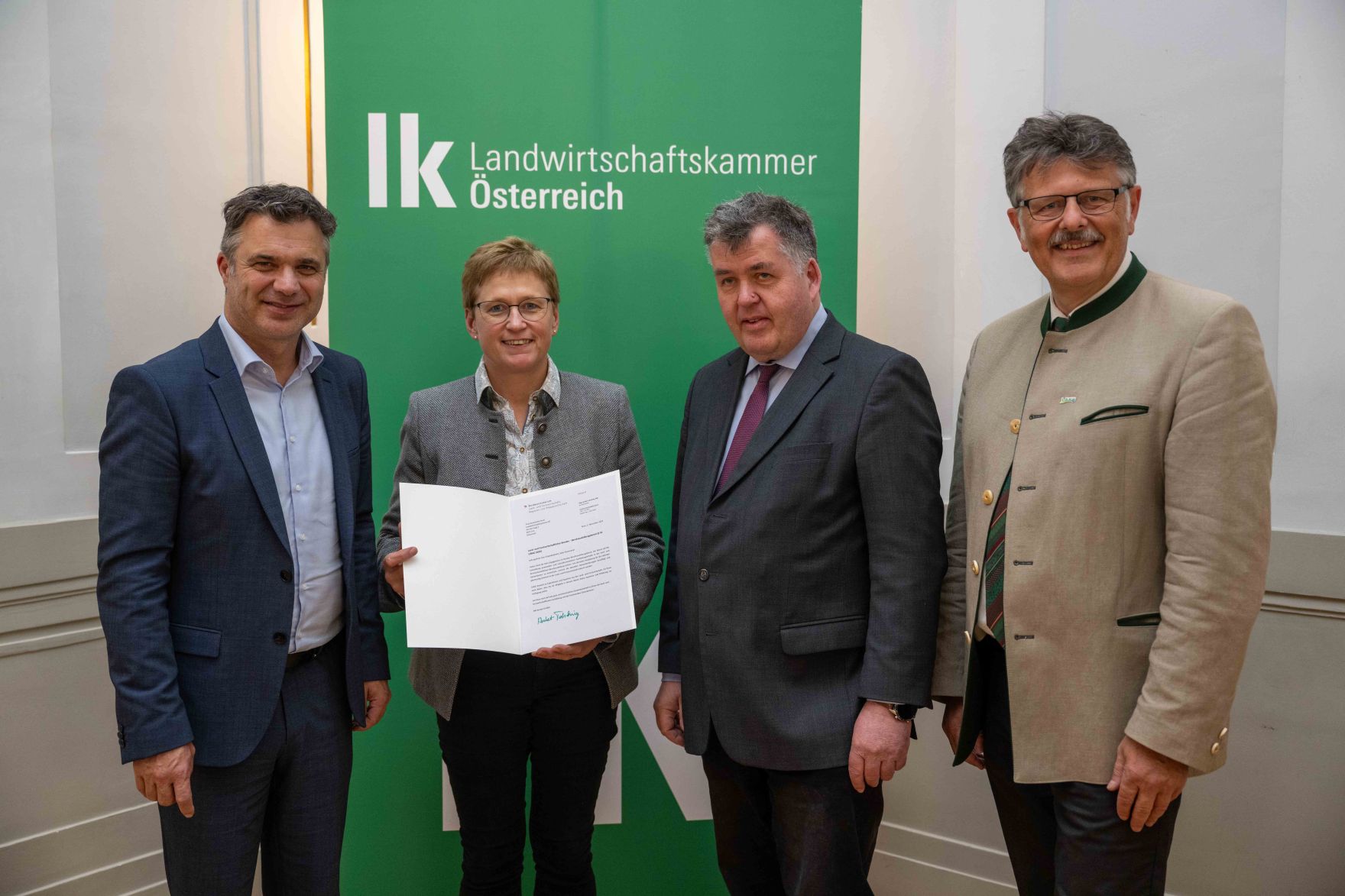 DSC_3639.jpg In Vertretung des Herrn Bundesministers Norbert Totschnig übergab Herr Generalsekretär Mag. Dr. Johannes Abentung Dekrete an die Mitglieder des LFBAG Beirats.