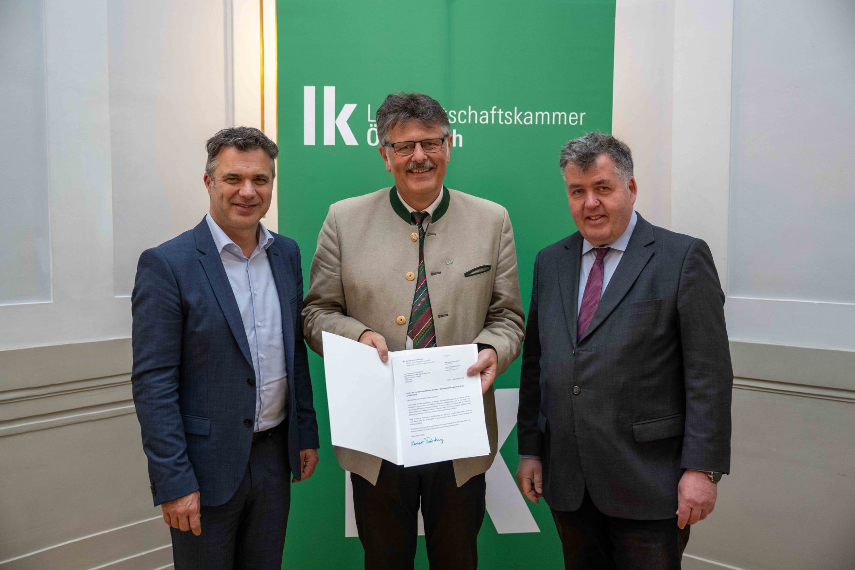 DSC_3642.jpg In Vertretung des Herrn Bundesministers Norbert Totschnig übergab Herr Generalsekretär Mag. Dr. Johannes Abentung Dekrete an die Mitglieder des LFBAG Beirats.