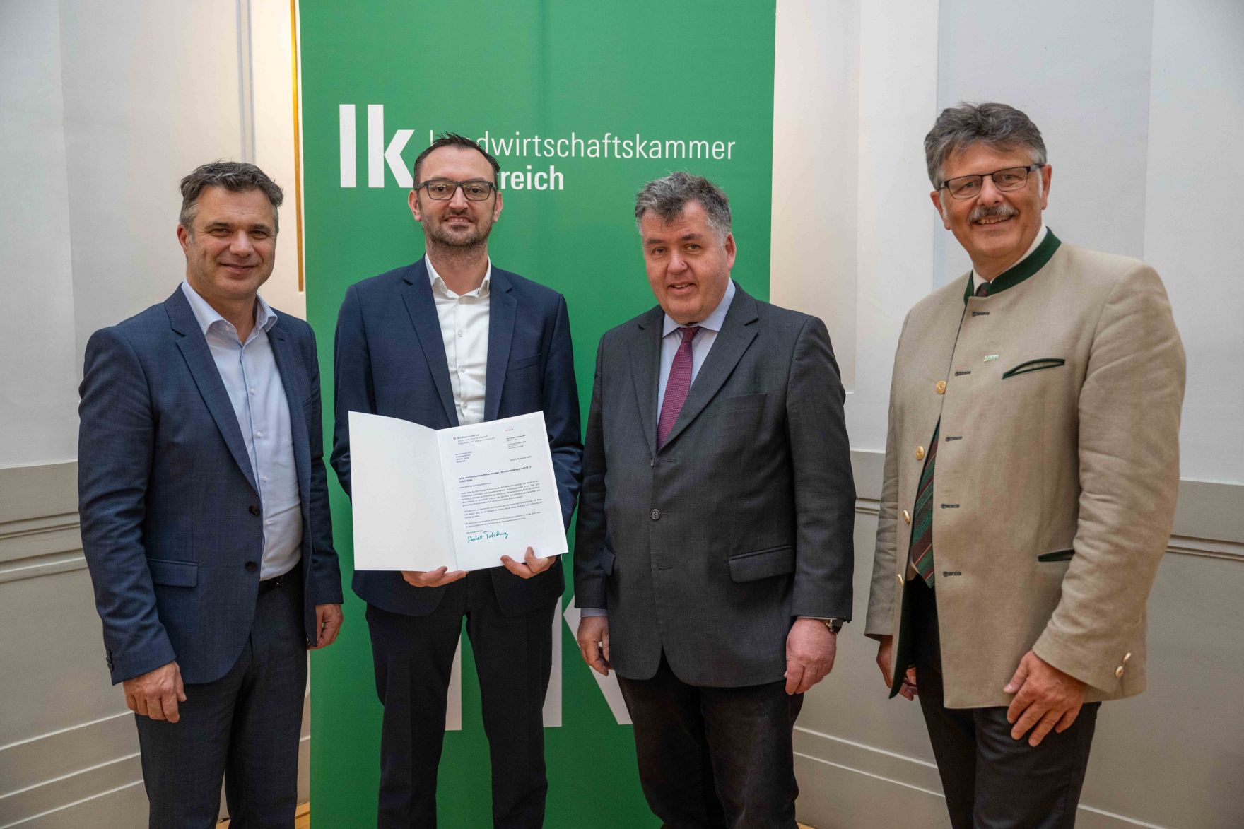 DSC_3655.jpg In Vertretung des Herrn Bundesministers Norbert Totschnig übergab Herr Generalsekretär Mag. Dr. Johannes Abentung Dekrete an die Mitglieder des LFBAG Beirats.