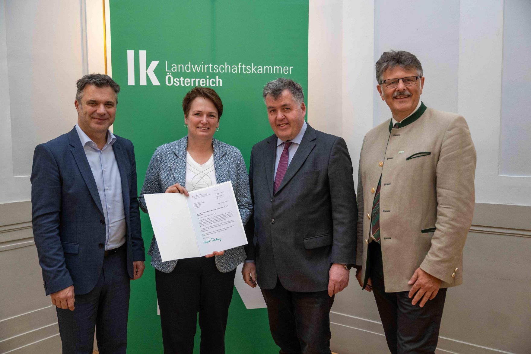 DSC_3659.jpg In Vertretung des Herrn Bundesministers Norbert Totschnig übergab Herr Generalsekretär Mag. Dr. Johannes Abentung Dekrete an die Mitglieder des LFBAG Beirats.