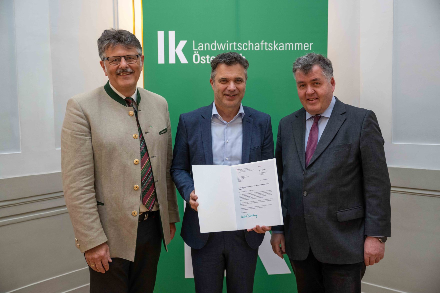In Vertretung des Herrn Bundesministers Norbert Totschnig &uuml;bergab Herr Generalsekret&auml;r Mag. Dr. Johannes Abentung Dekrete an die Mitglieder des LFBAG Beirats.
