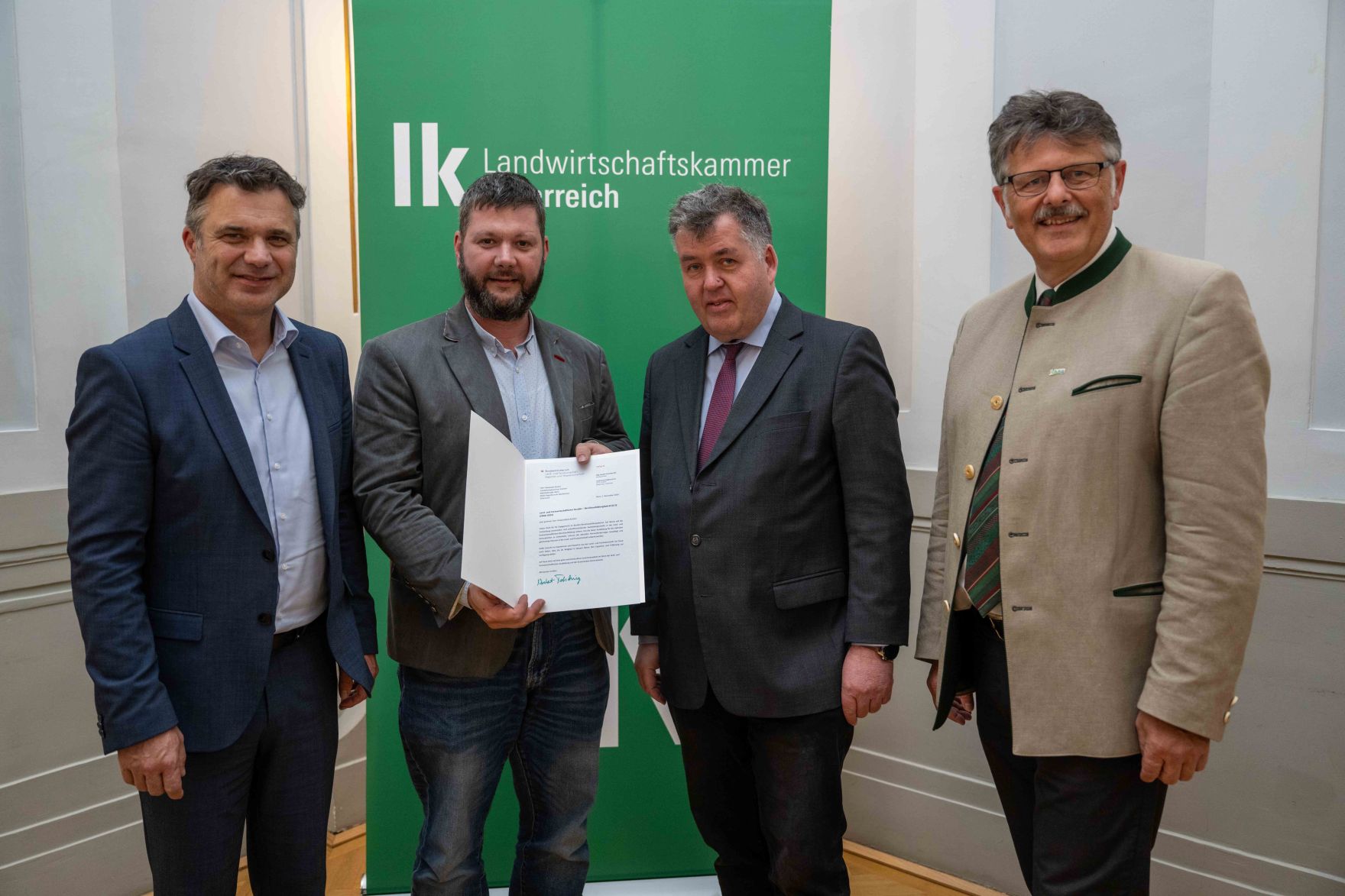 In Vertretung des Herrn Bundesministers Norbert Totschnig &uuml;bergab Herr Generalsekret&auml;r Mag. Dr. Johannes Abentung Dekrete an die Mitglieder des LFBAG Beirats.