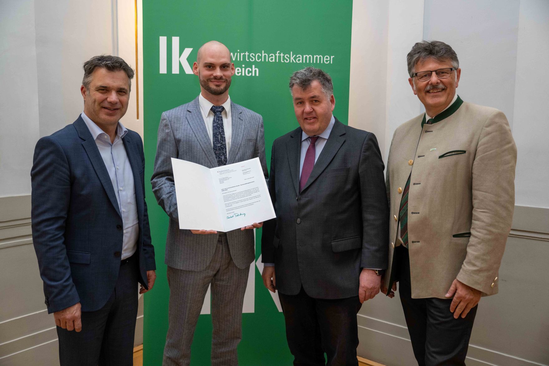 In Vertretung des Herrn Bundesministers Norbert Totschnig &uuml;bergab Herr Generalsekret&auml;r Mag. Dr. Johannes Abentung Dekrete an die Mitglieder des LFBAG Beirats.