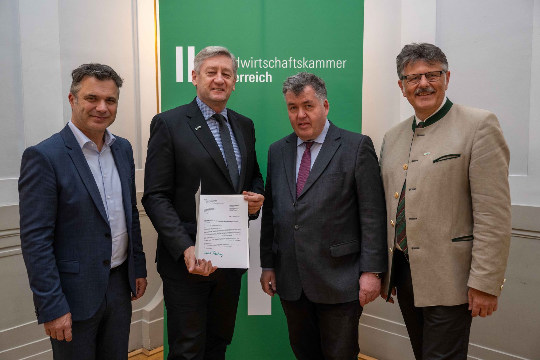 In Vertretung des Herrn Bundesministers Norbert Totschnig &uuml;bergab Herr Generalsekret&auml;r Mag. Dr. Johannes Abentung Dekrete an die Mitglieder des LFBAG Beirats.