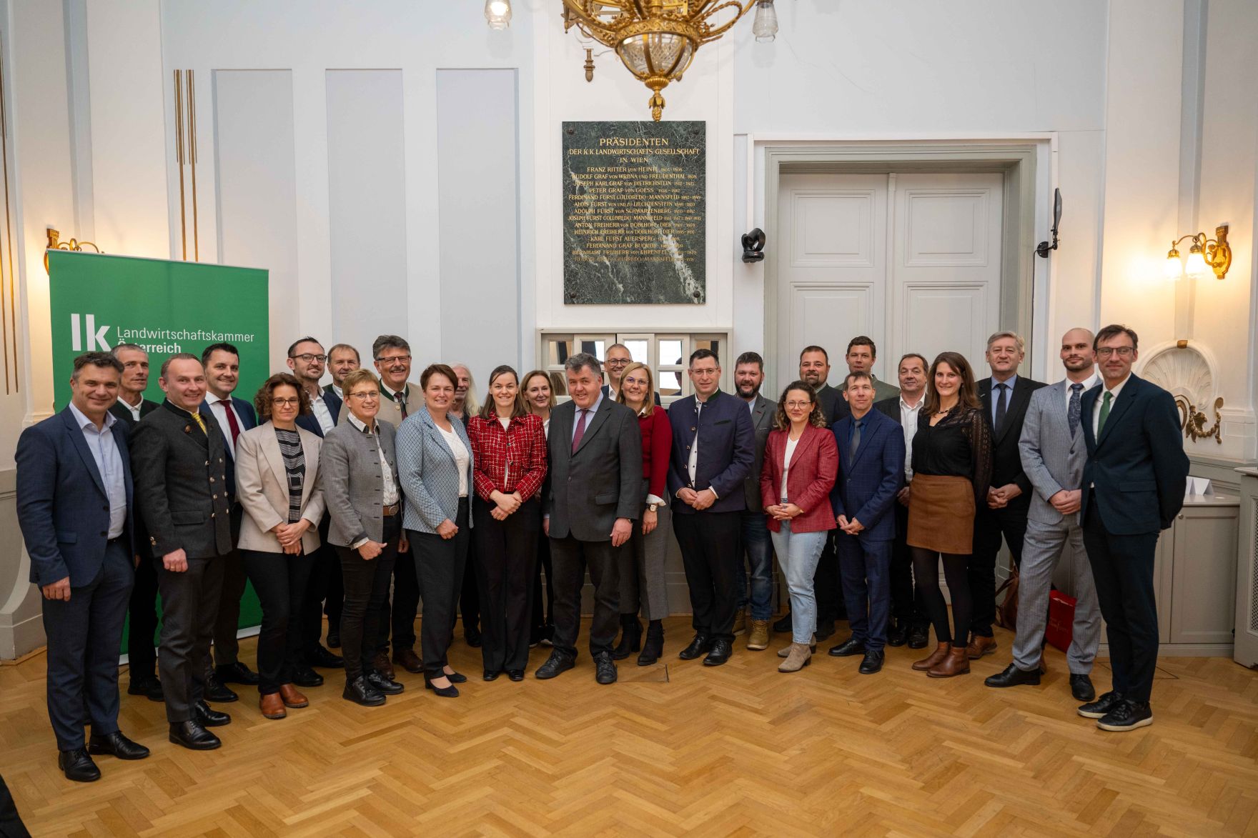 In Vertretung des Herrn Bundesministers Norbert Totschnig &uuml;bergab Herr Generalsekret&auml;r Mag. Dr. Johannes Abentung Dekrete an die Mitglieder des LFBAG Beirats.