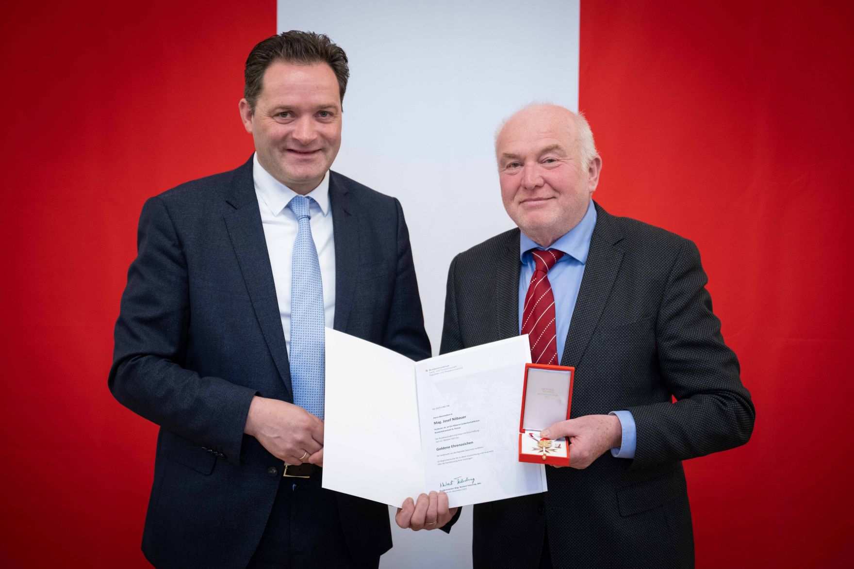 Herr Bundesminister Norbert Totschnig verlieh verschiedene Ehrenzeichen sowie auch Berufstitel im Marmorsaal im Regierungsgeb&auml;ude am Stubenring.