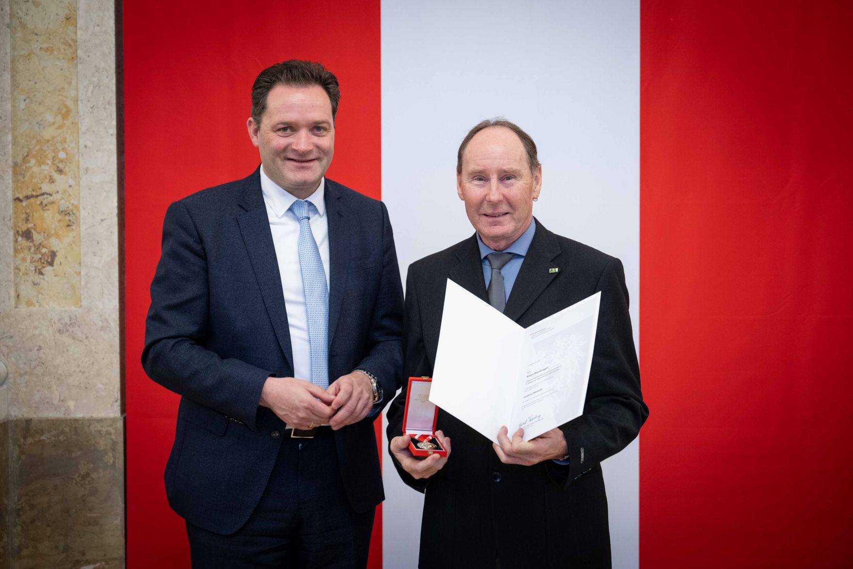 Herr Bundesminister Norbert Totschnig verlieh verschiedene Ehrenzeichen sowie auch Berufstitel im Marmorsaal im Regierungsgeb&auml;ude am Stubenring.