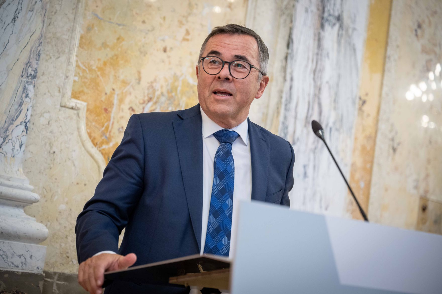DSC_5835.jpg Herr Bundesminister Norbert Totschnig verlieh verschiedene Ehrenzeichen sowie auch Berufstitel im Marmorsaal im Regierungsgebäude am Stubenring.