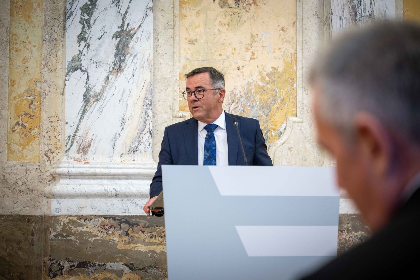 DSC_5848.jpg Herr Bundesminister Norbert Totschnig verlieh verschiedene Ehrenzeichen sowie auch Berufstitel im Marmorsaal im Regierungsgebäude am Stubenring.
