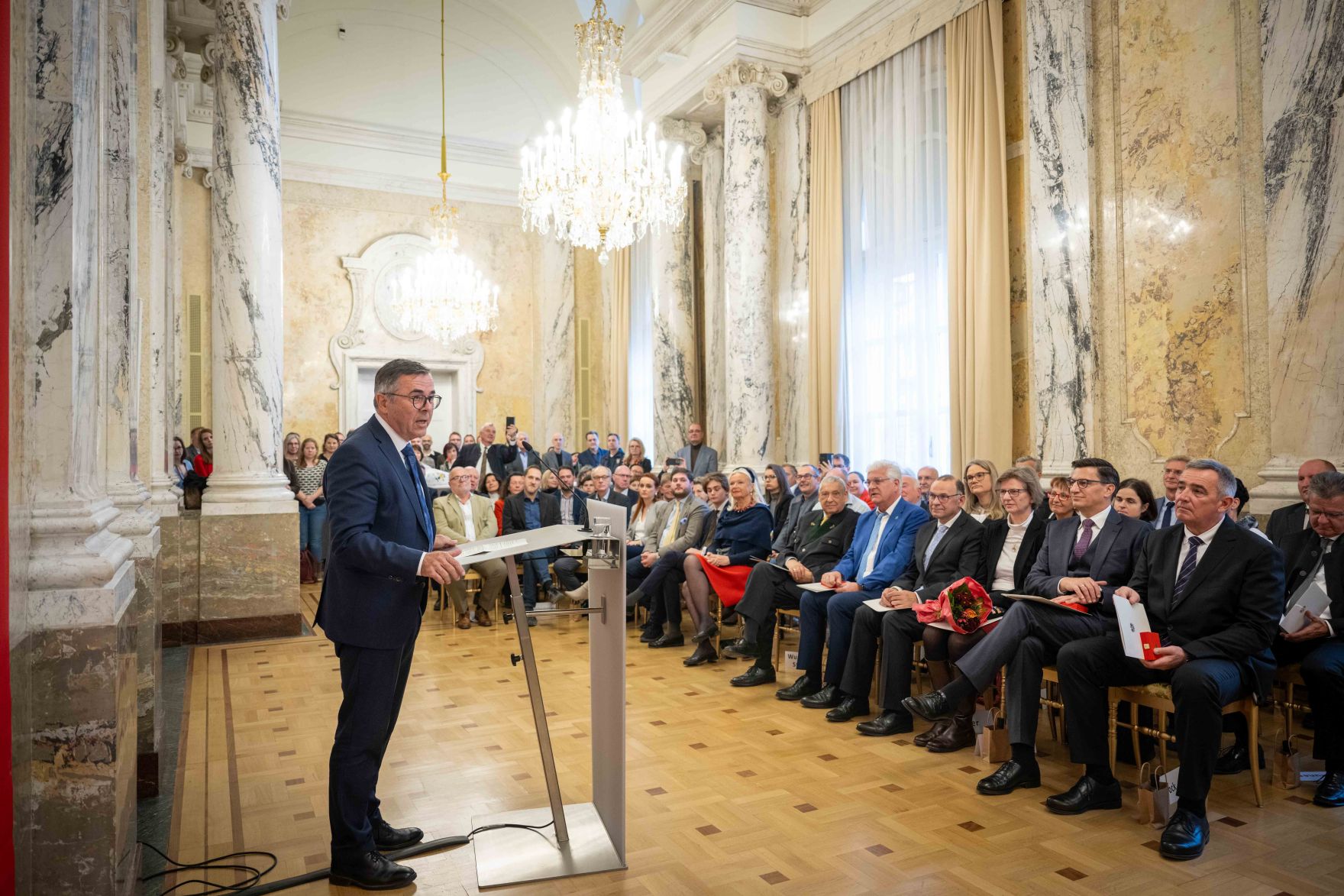 DSC_5859.jpg Herr Bundesminister Norbert Totschnig verlieh verschiedene Ehrenzeichen sowie auch Berufstitel im Marmorsaal im Regierungsgebäude am Stubenring.