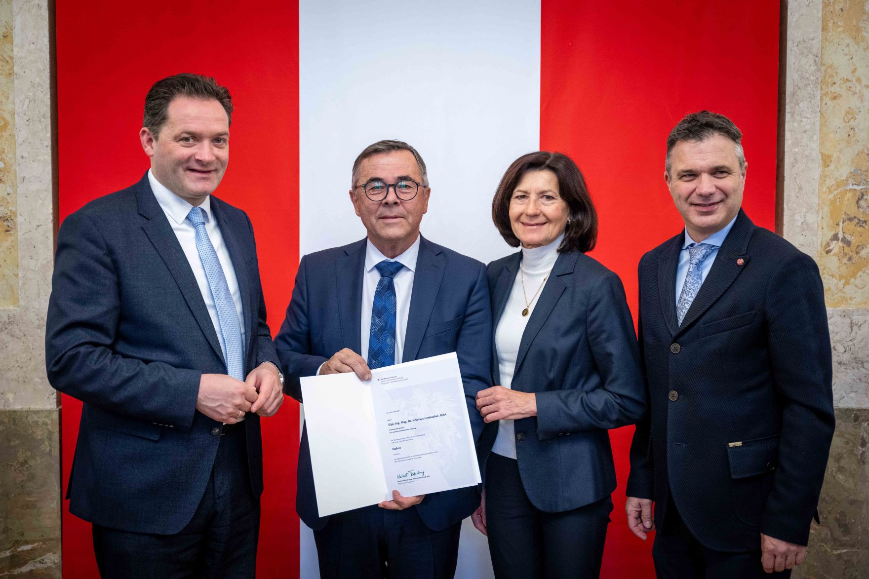 Herr Bundesminister Norbert Totschnig verlieh verschiedene Ehrenzeichen sowie auch Berufstitel im Marmorsaal im Regierungsgeb&auml;ude am Stubenring.