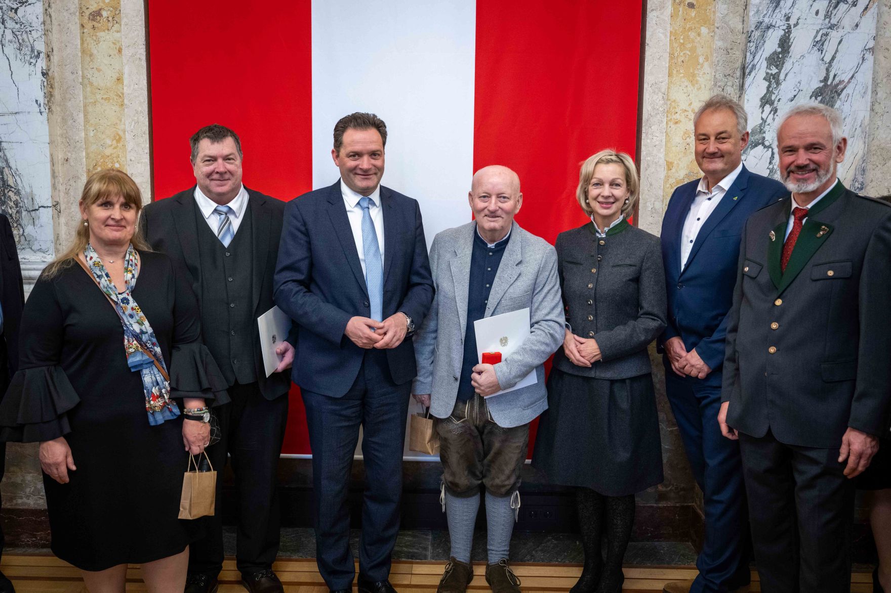 Herr Bundesminister Norbert Totschnig verlieh verschiedene Ehrenzeichen sowie auch Berufstitel im Marmorsaal im Regierungsgeb&auml;ude am Stubenring.