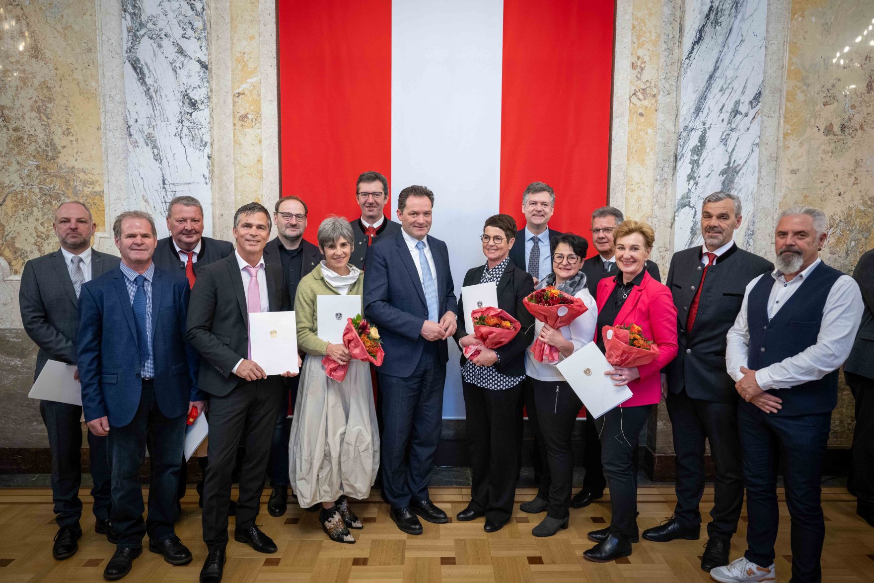 Herr Bundesminister Norbert Totschnig verlieh verschiedene Ehrenzeichen sowie auch Berufstitel im Marmorsaal im Regierungsgeb&auml;ude am Stubenring.