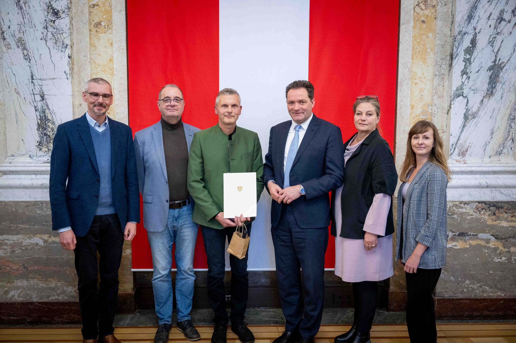 Herr Bundesminister Norbert Totschnig verlieh verschiedene Ehrenzeichen sowie auch Berufstitel im Marmorsaal im Regierungsgeb&auml;ude am Stubenring.