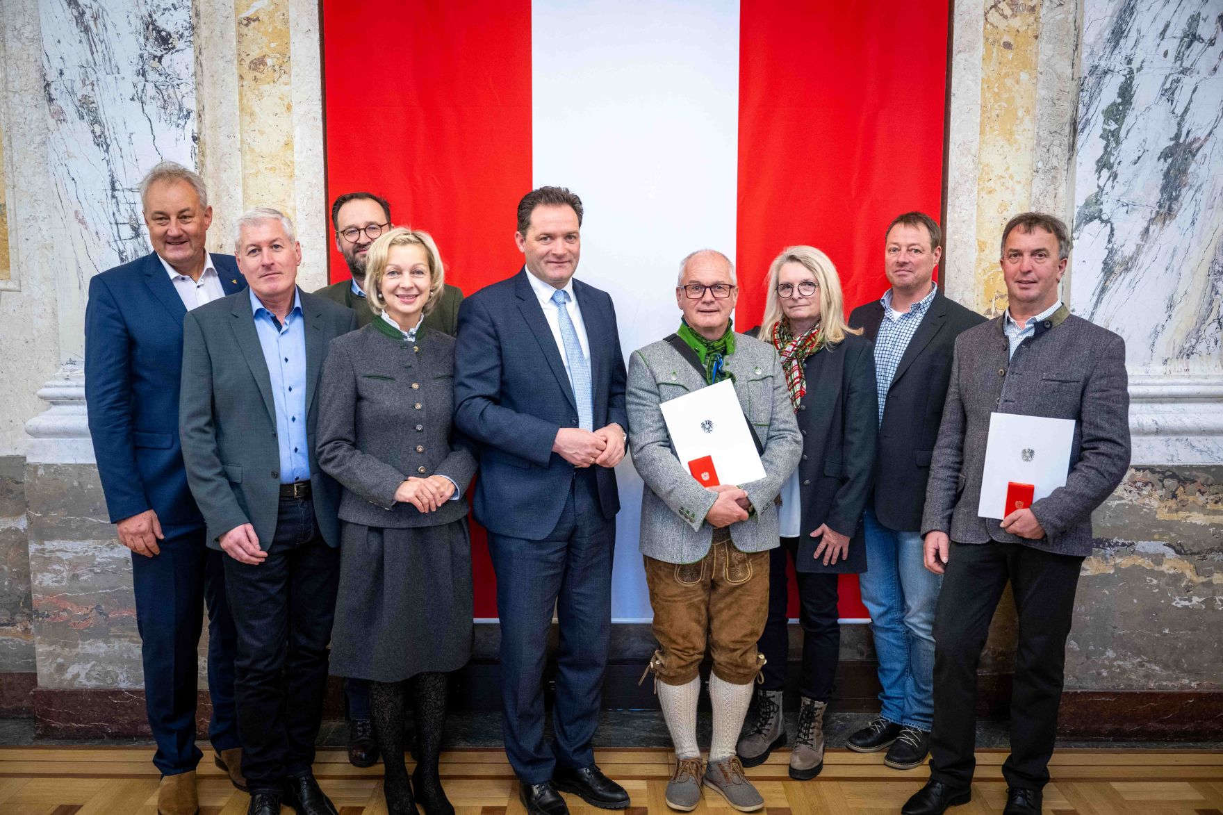 Herr Bundesminister Norbert Totschnig verlieh verschiedene Ehrenzeichen sowie auch Berufstitel im Marmorsaal im Regierungsgeb&auml;ude am Stubenring.