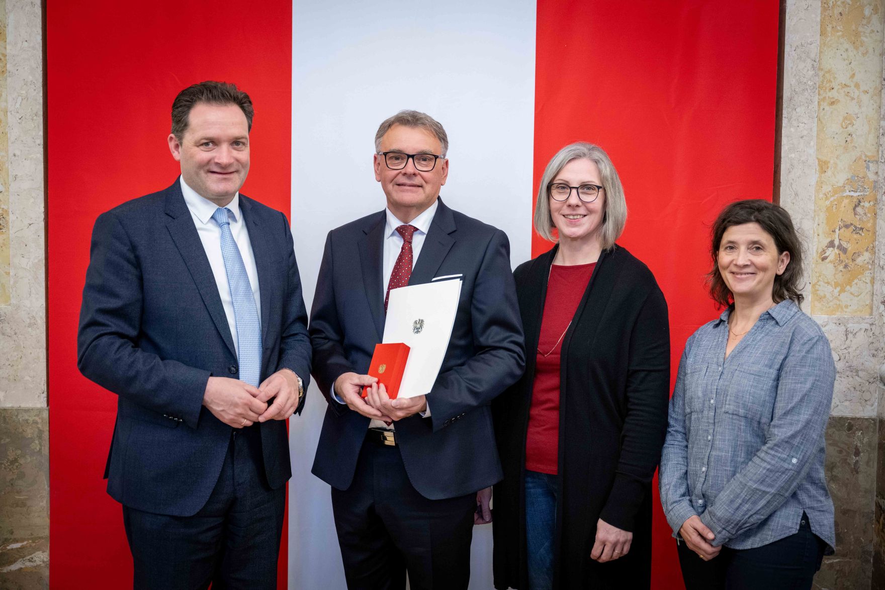 Herr Bundesminister Norbert Totschnig verlieh verschiedene Ehrenzeichen sowie auch Berufstitel im Marmorsaal im Regierungsgeb&auml;ude am Stubenring.