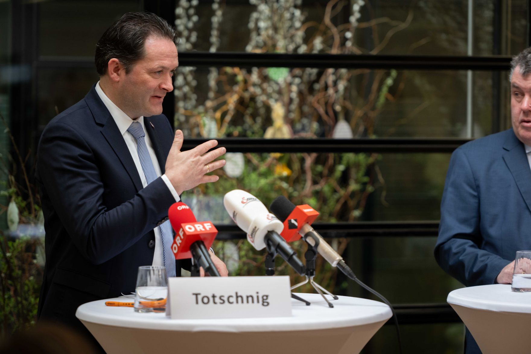 Totschnig-PK2 (c) BMLHemerka.jpg Vor zwei Jahren nahm das im Bundesministerium für Land- und Forstwirtschaft, Regionen und Wasserwirtschaft angesiedelte Fairness-Büro seine Arbeit auf. Landwirtschaftsminister Norbert Totschnig stellte am 12.3.2024 mit Dr. Johannes Abentung, dem Leiter des Fairness-Büros, den Tätigkeitsbericht 2023 vor. Dieser zeigt: Das starke Ungleichgewicht in der Lebensmittelkette hat sich durch eine Vervielfachung an Beschwerden im Jahr 2023 bestätigt.
