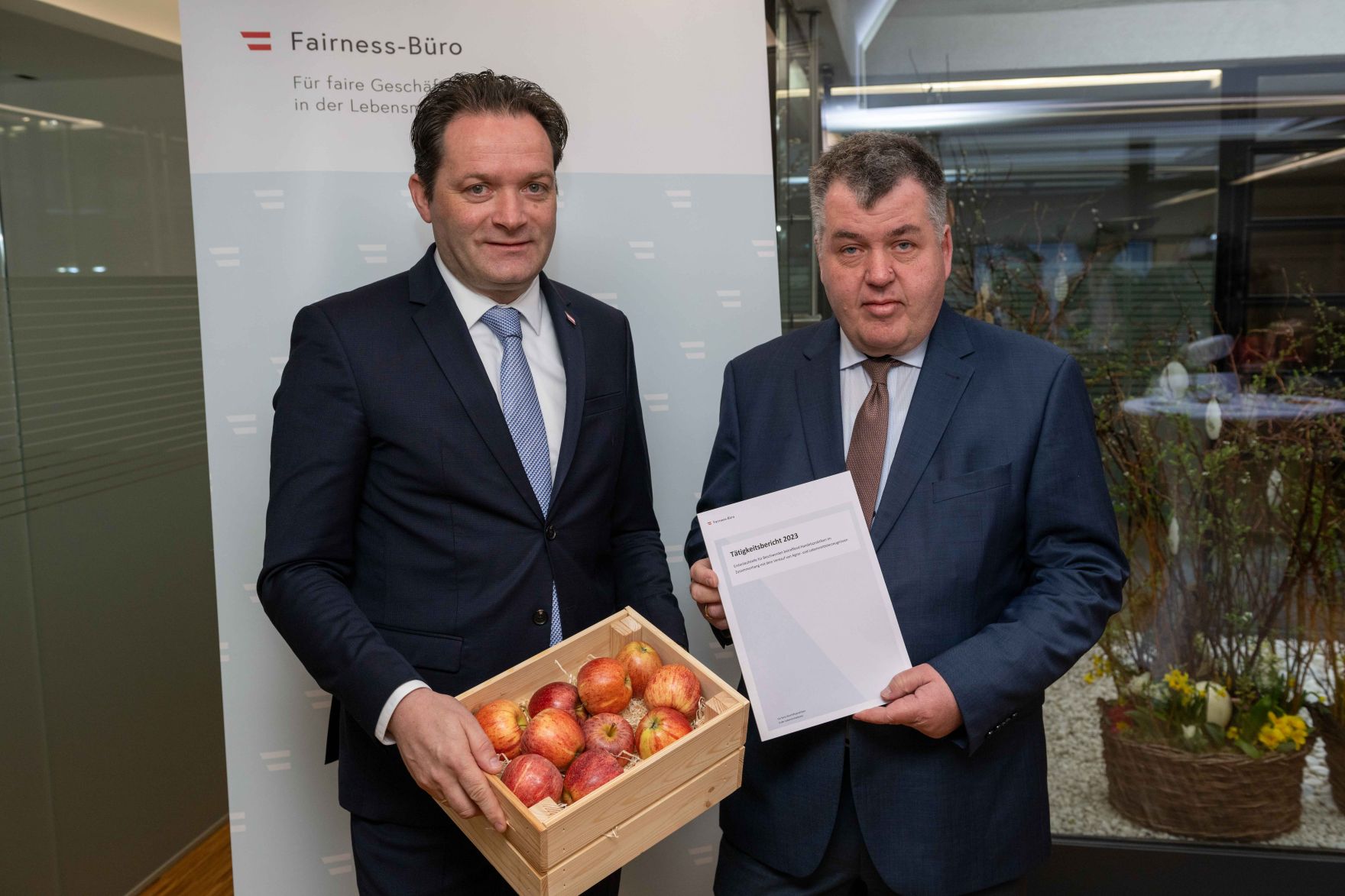 Vor zwei Jahren nahm das im Bundesministerium f&uuml;r Land- und Forstwirtschaft, Regionen und Wasserwirtschaft angesiedelte Fairness-B&uuml;ro seine Arbeit auf. Landwirtschaftsminister Norbert Totschnig stellte am 12.3.2024 mit Dr. Johannes Abentung, dem Leiter des Fairness-B&uuml;ros, den T&auml;tigkeitsbericht 2023 vor. Dieser zeigt: Das starke Ungleichgewicht in der Lebensmittelkette hat sich durch eine Vervielfachung an Beschwerden im Jahr 2023 best&auml;tigt.