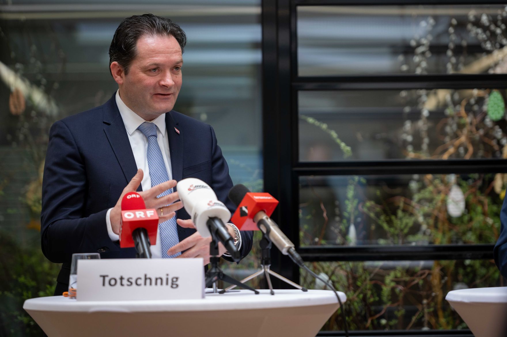 Vor zwei Jahren nahm das im Bundesministerium f&uuml;r Land- und Forstwirtschaft, Regionen und Wasserwirtschaft angesiedelte Fairness-B&uuml;ro seine Arbeit auf. Landwirtschaftsminister Norbert Totschnig stellte am 12.3.2024 mit Dr. Johannes Abentung, dem Leiter des Fairness-B&uuml;ros, den T&auml;tigkeitsbericht 2023 vor. Dieser zeigt: Das starke Ungleichgewicht in der Lebensmittelkette hat sich durch eine Vervielfachung an Beschwerden im Jahr 2023 best&auml;tigt.