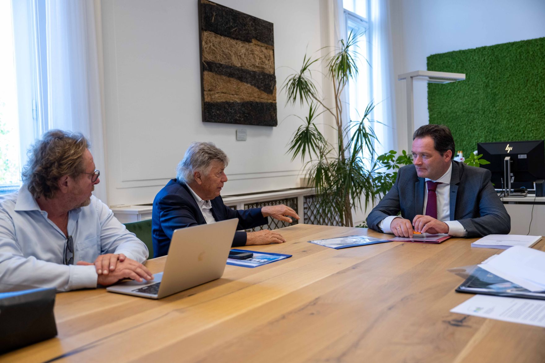 DSC_6451.jpg Prof. Peter Schröcksnadel und Christoph Mahdalik besuchten den Herrn Bundesminister Norbert Totschnig im Regierungsgebäude am Stubenring.