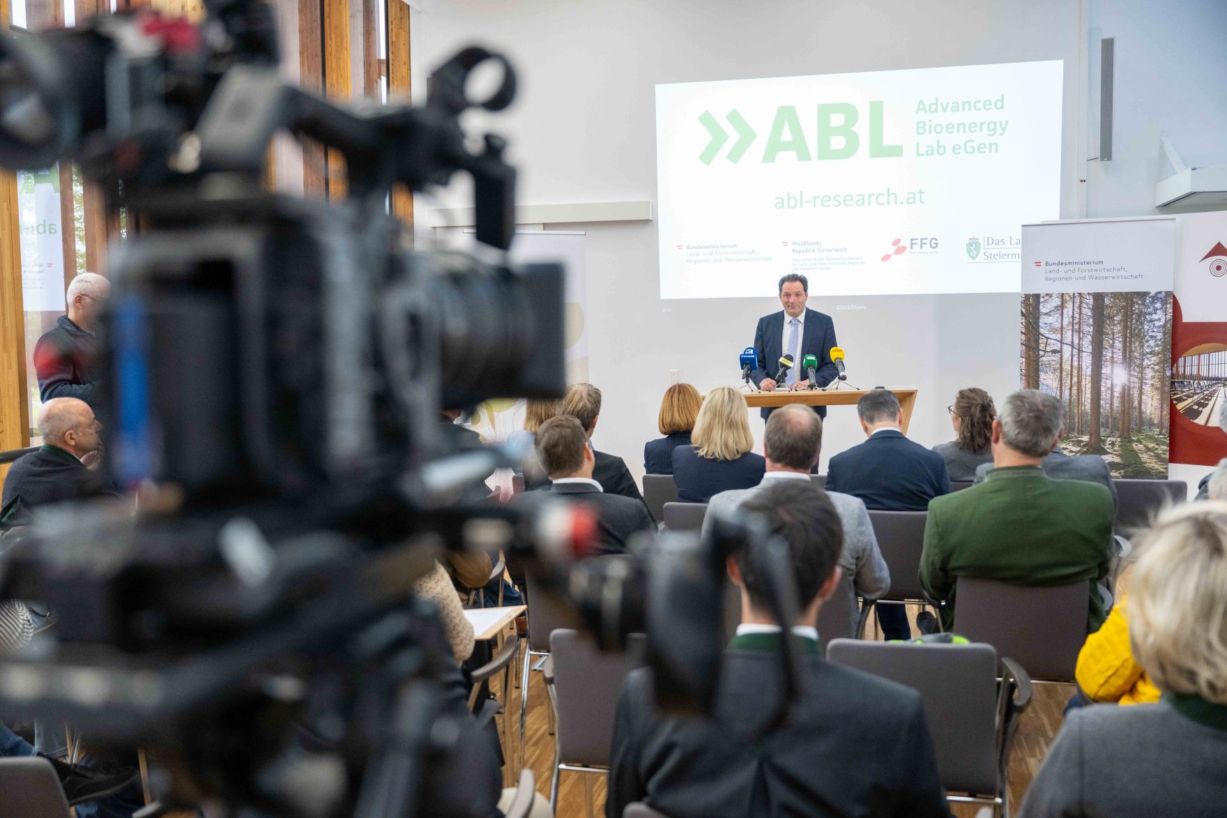 Herr Bundesminister Norbert Totschnig bei der Projektvorstellung Reallabor Holzgas in Zeltweg.