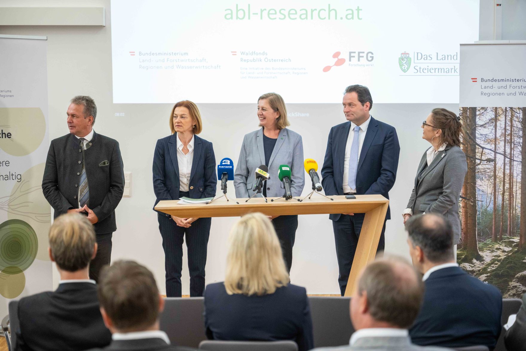 Herr Bundesminister Norbert Totschnig bei der Projektvorstellung Reallabor Holzgas in Zeltweg.