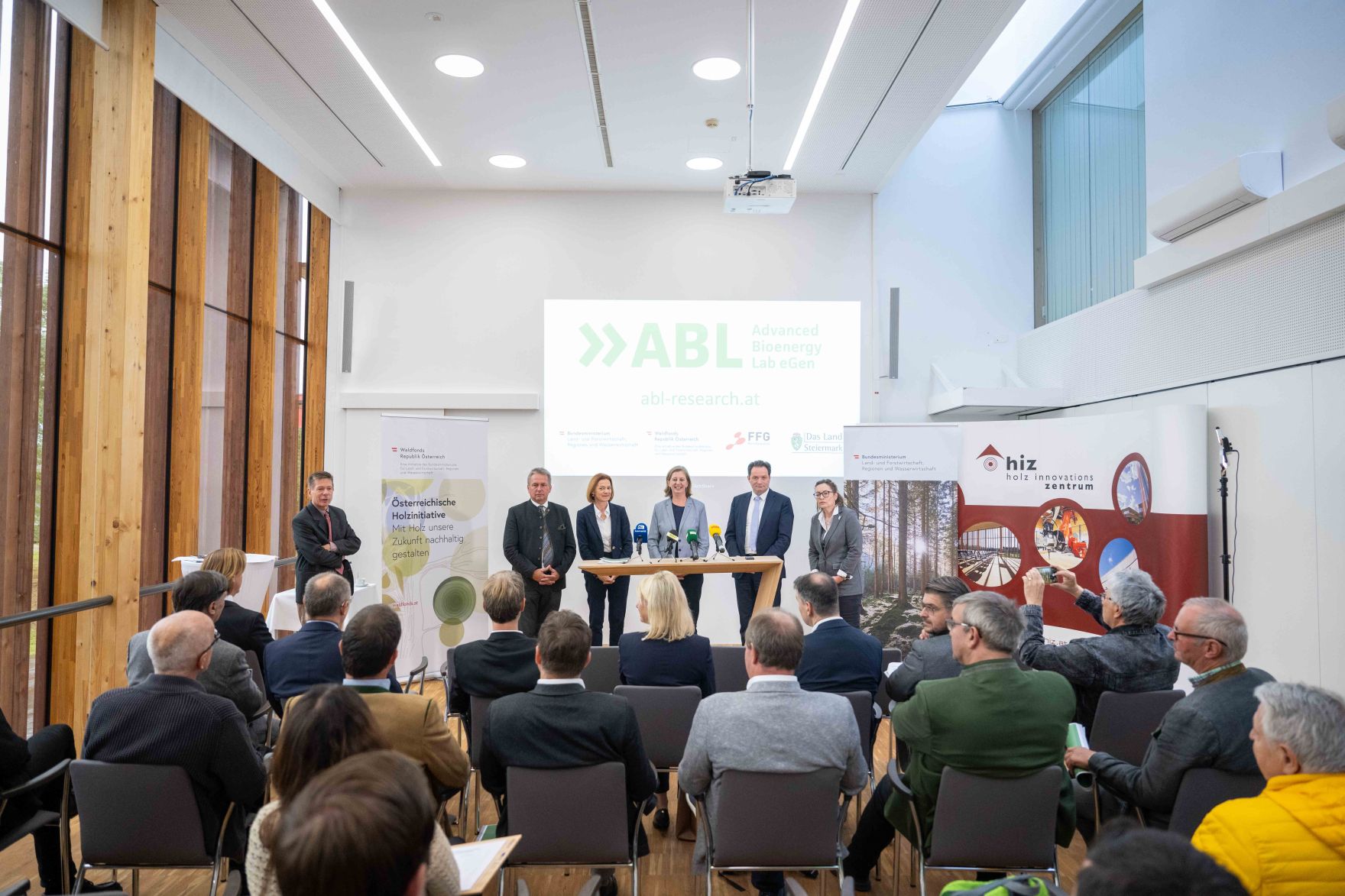 Herr Bundesminister Norbert Totschnig bei der Projektvorstellung Reallabor Holzgas in Zeltweg.