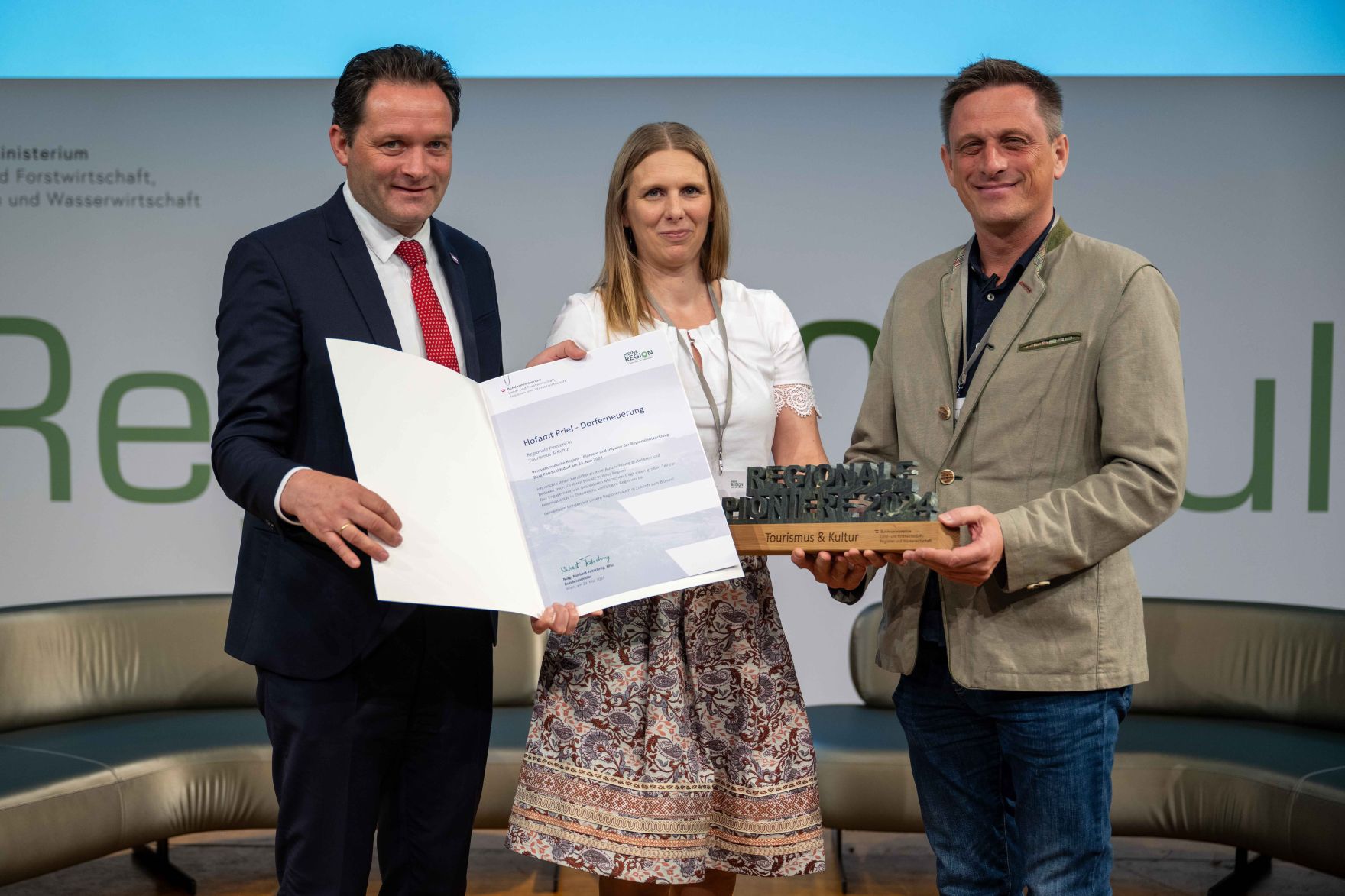 DSC_1428.jpg Abschließend zur RegionIMpuls-Tour veranstaltete Herr Bundesminister Norbert Totschnig eine Abschlussveranstaltung in der Burg Perchtoldsdorf