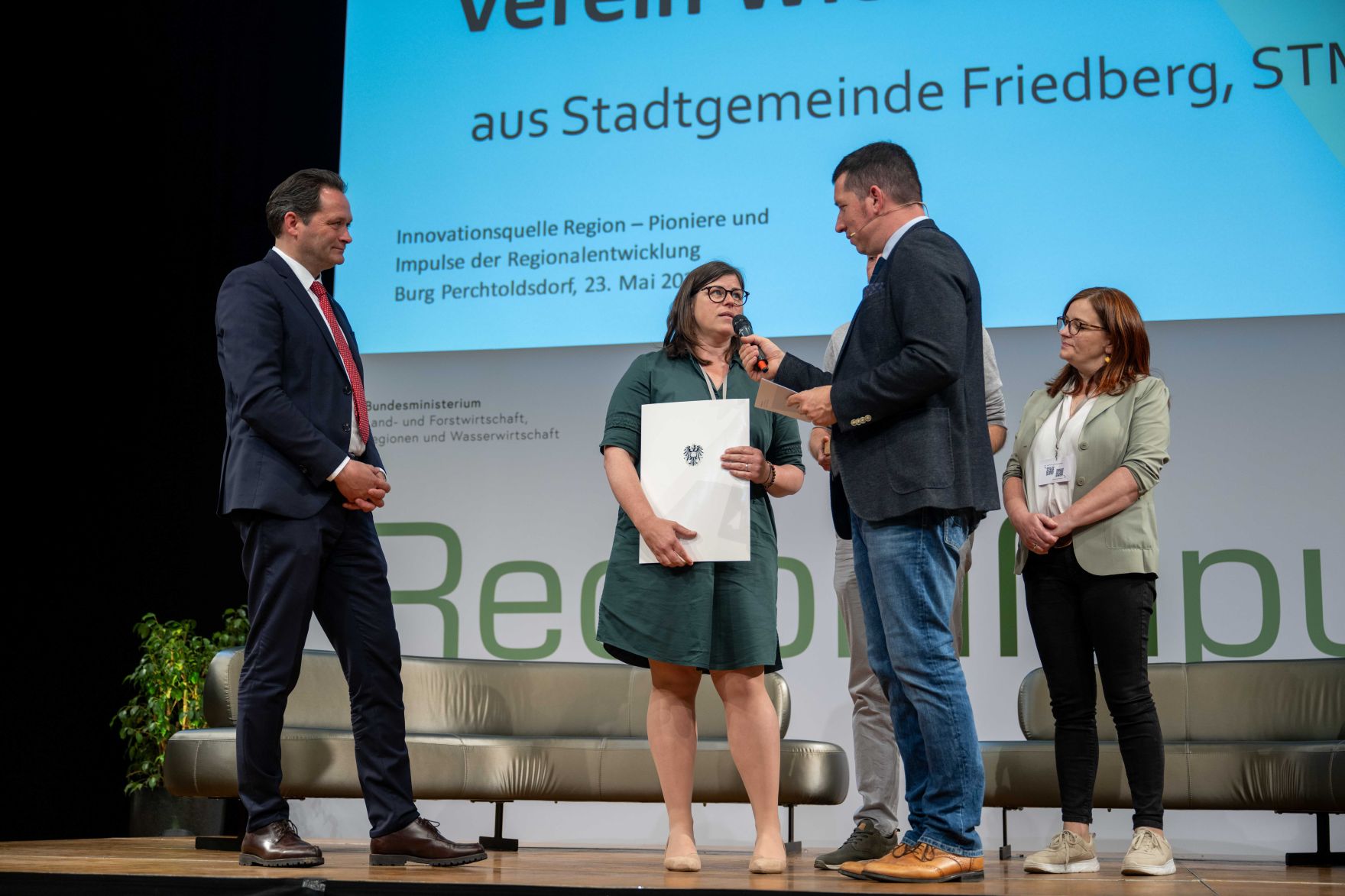 DSC_1743.jpg Abschließend zur RegionIMpuls-Tour veranstaltete Herr Bundesminister Norbert Totschnig eine Abschlussveranstaltung in der Burg Perchtoldsdorf