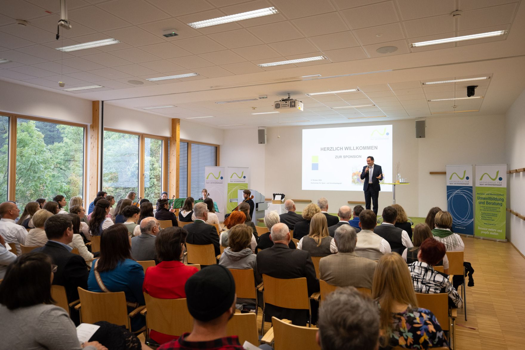 Herr Bundesminister Norbert Totschnig besuchte die Sponsionsfeier an der Hochschule f&uuml;r Agrar- und Umweltp&auml;dagogik.