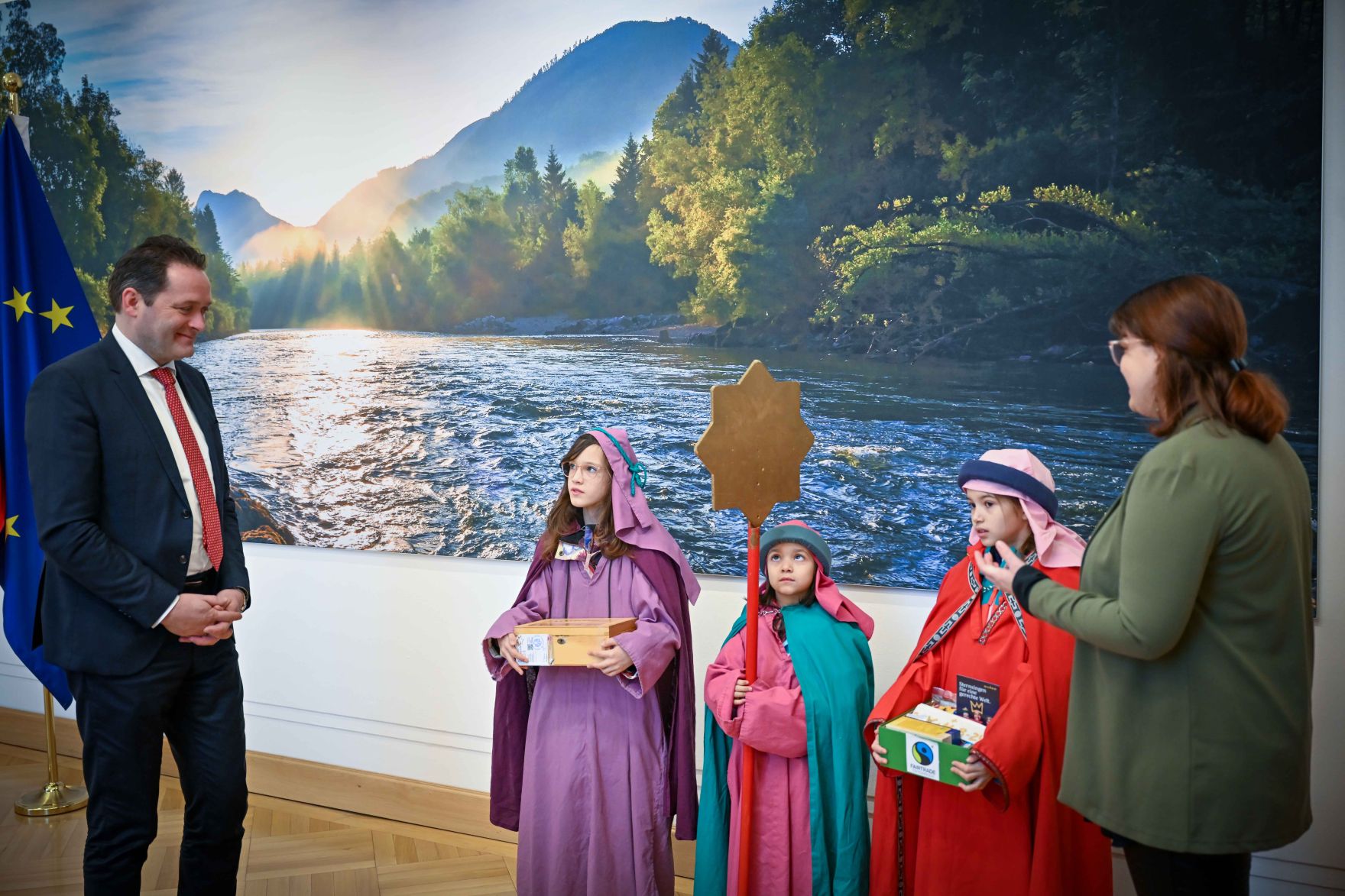 Herr Bundesminister Norbert Totschnig erhielt am Anfang des Jahres einen Besuch der Sternsinger im Regierungsgeb&auml;ude am Stubenring.