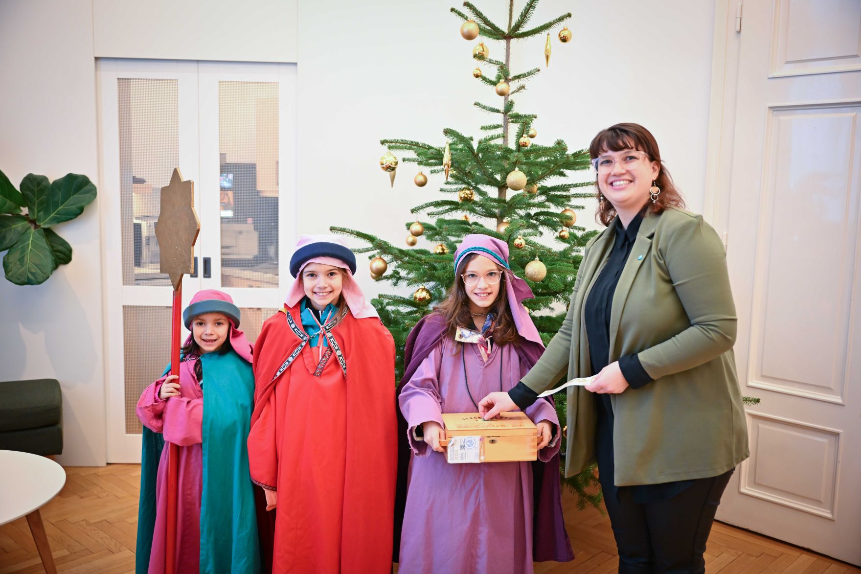 RHP_4247.jpg Herr Bundesminister Norbert Totschnig erhielt am Anfang des Jahres einen Besuch der Sternsinger im Regierungsgebäude am Stubenring.