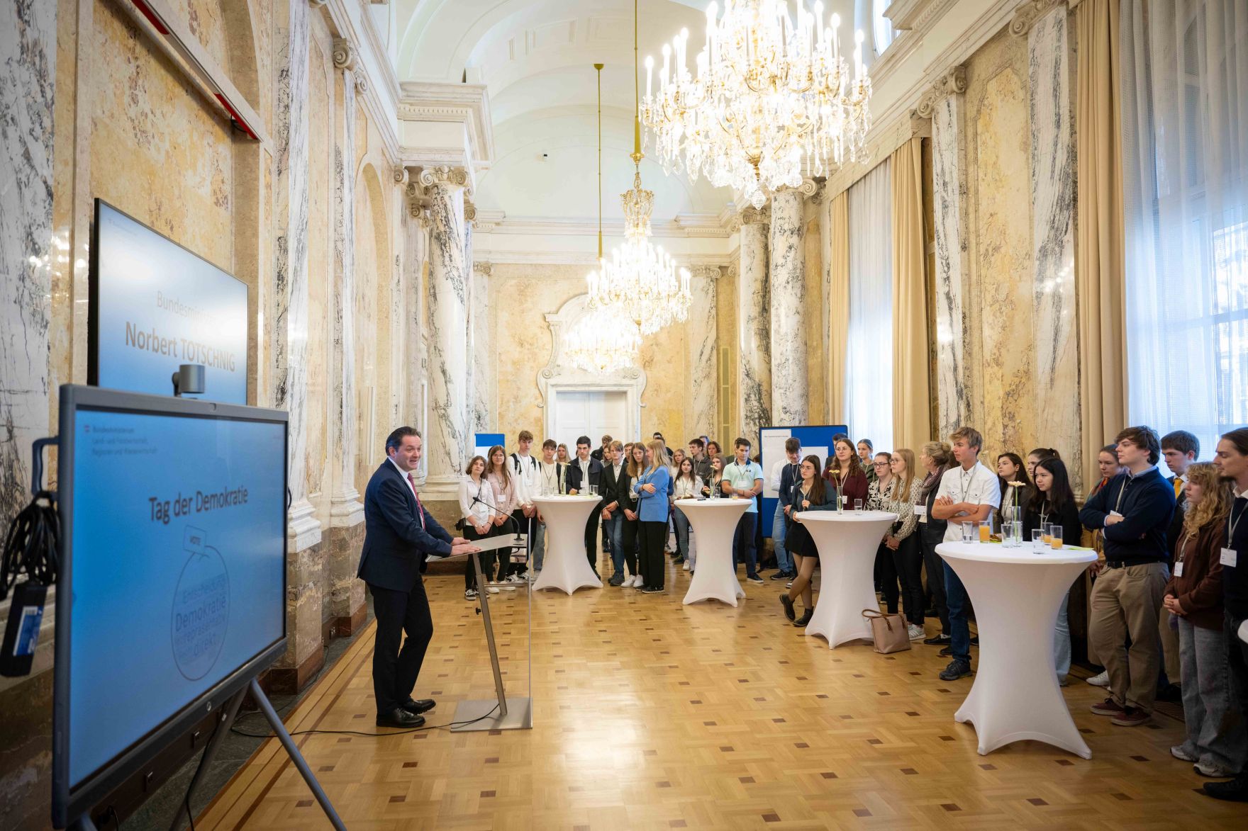 DSC_2362.jpg Anlässlich des „Tags der Demokratie“ lud Bundesminister Norbert Totschnig Schülerinnen und Schüler zur Diskussion über die Grundlagen unseres Zusammenlebens in das BML.