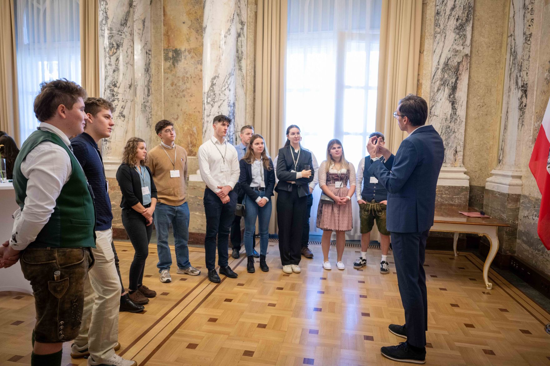 DSC_3010.jpg Anlässlich des „Tags der Demokratie“ lud Bundesminister Norbert Totschnig Schülerinnen und Schüler zur Diskussion über die Grundlagen unseres Zusammenlebens in das BML.