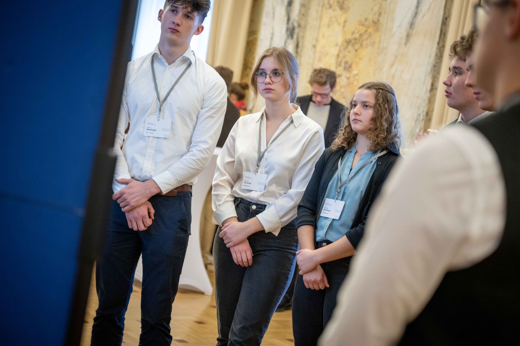 DSC_3036.jpg Anlässlich des „Tags der Demokratie“ lud Bundesminister Norbert Totschnig Schülerinnen und Schüler zur Diskussion über die Grundlagen unseres Zusammenlebens in das BML.