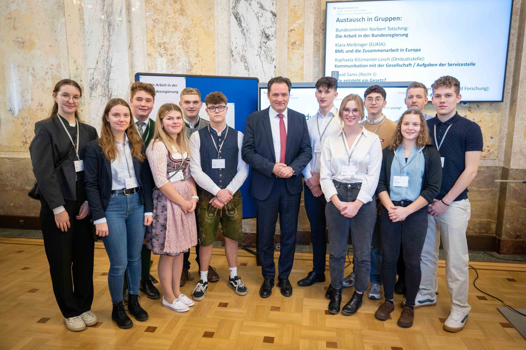 Anl&auml;sslich des &bdquo;Tags der Demokratie&ldquo; lud Bundesminister Norbert Totschnig Sch&uuml;lerinnen und Sch&uuml;ler zur Diskussion &uuml;ber die Grundlagen unseres Zusammenlebens in das BML.