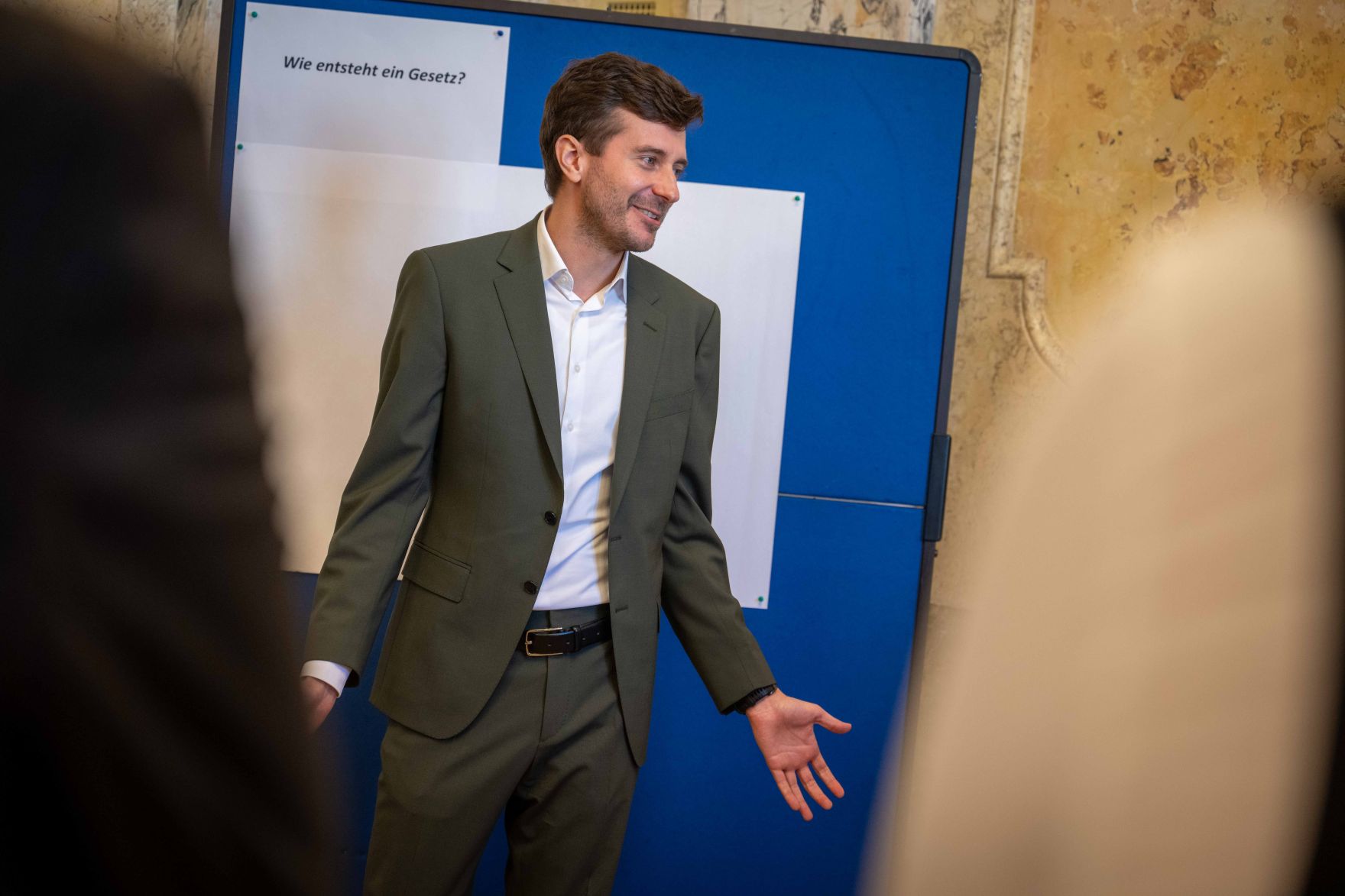 DSC_3204.jpg Anlässlich des „Tags der Demokratie“ lud Bundesminister Norbert Totschnig Schülerinnen und Schüler zur Diskussion über die Grundlagen unseres Zusammenlebens in das BML.